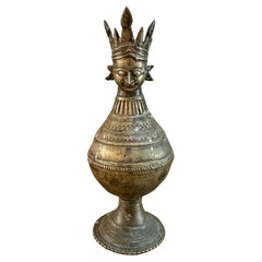 Kleine dekorative Hindu-Urne aus Messing
