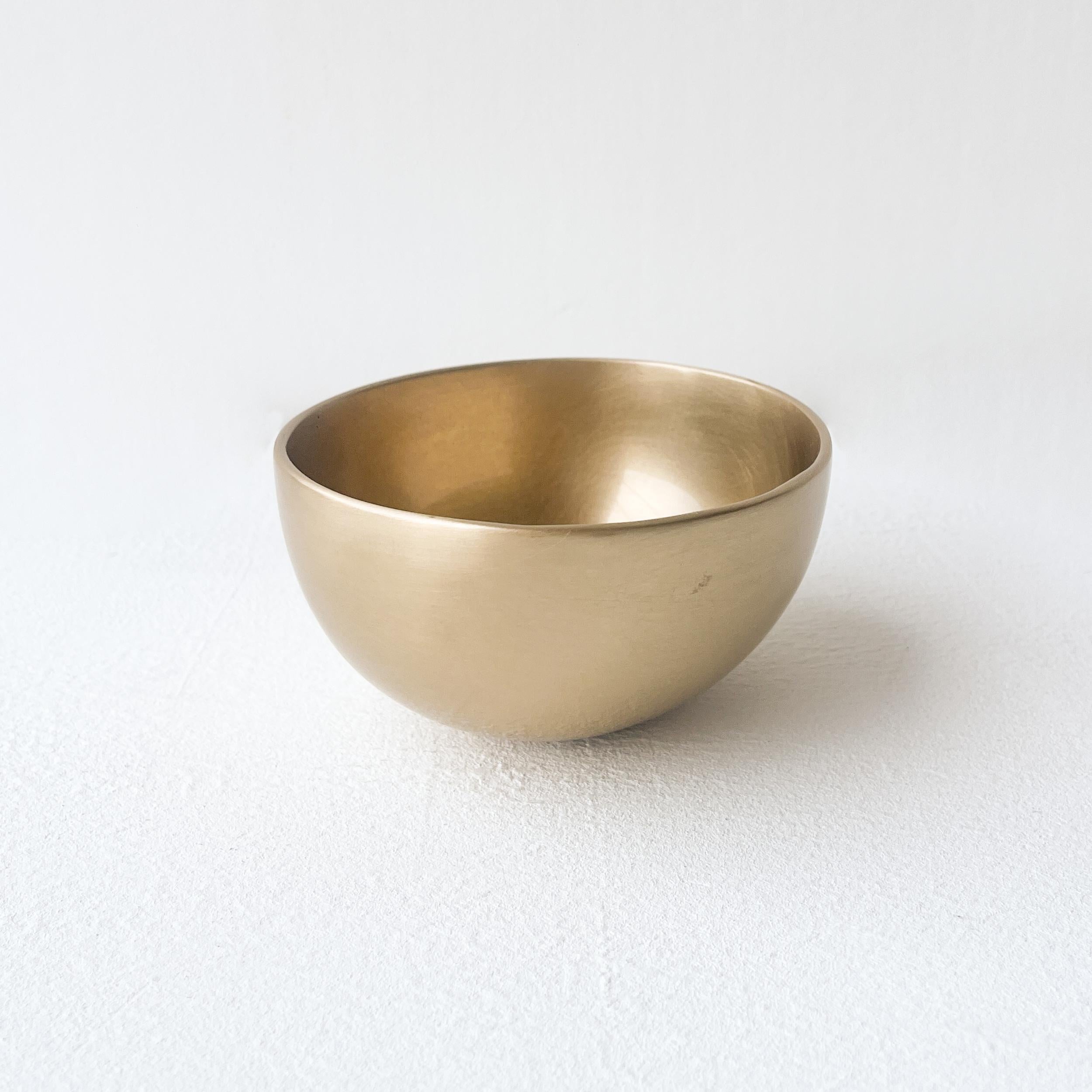 Ciotola decorativa in ottone spazzolato realizzata a mano. Ciascuna di queste originali ed eleganti ciotole è realizzata a mano singolarmente. Fuso con tecniche molto tradizionali.

Leggere variazioni nei modelli e nelle dimensioni sono