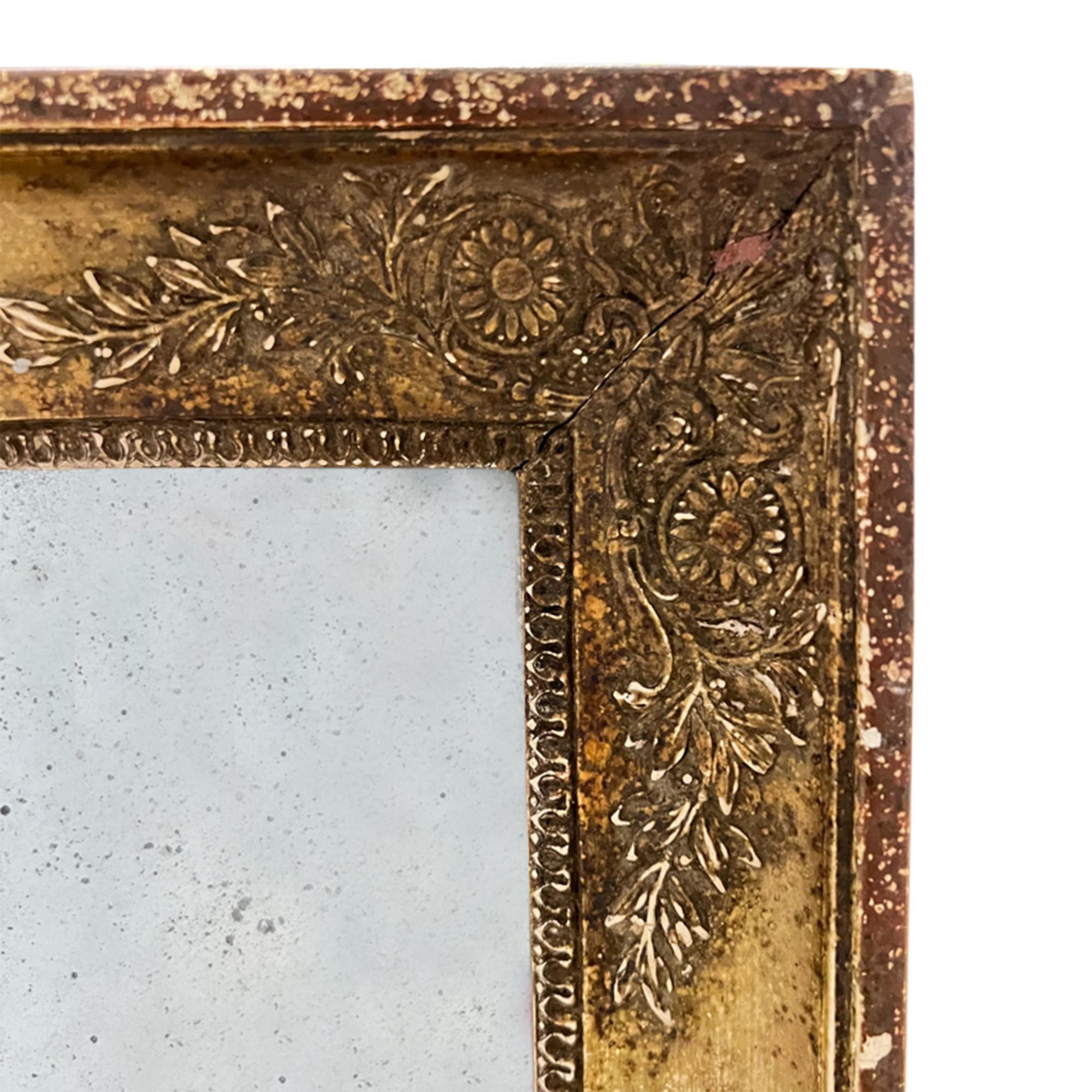 Provincial français Petit miroir décoratif français du 19ème siècle en bois doré en vente