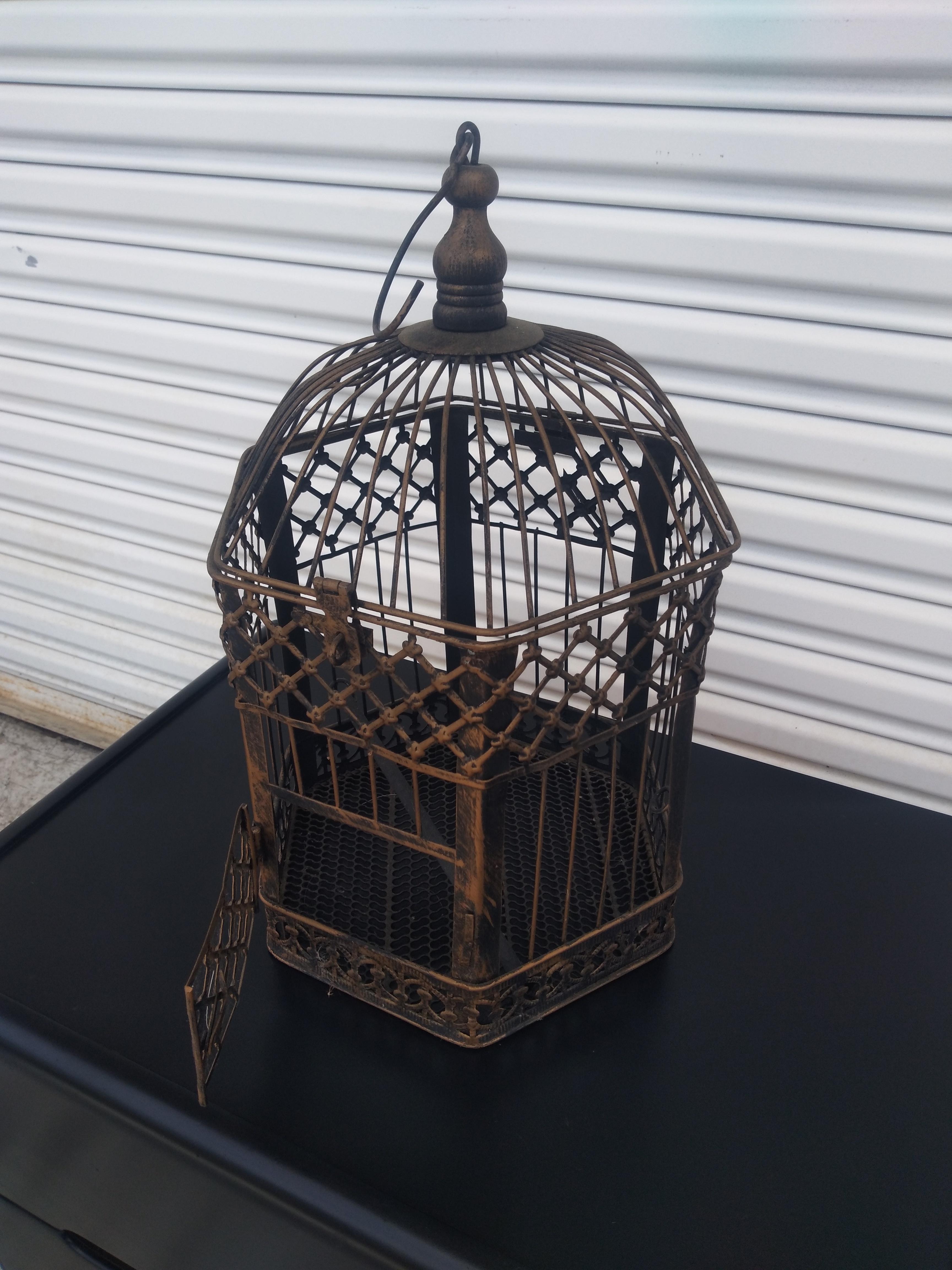 Petite cage décorative à oiseaux en métal Bon état - En vente à Pasadena, TX