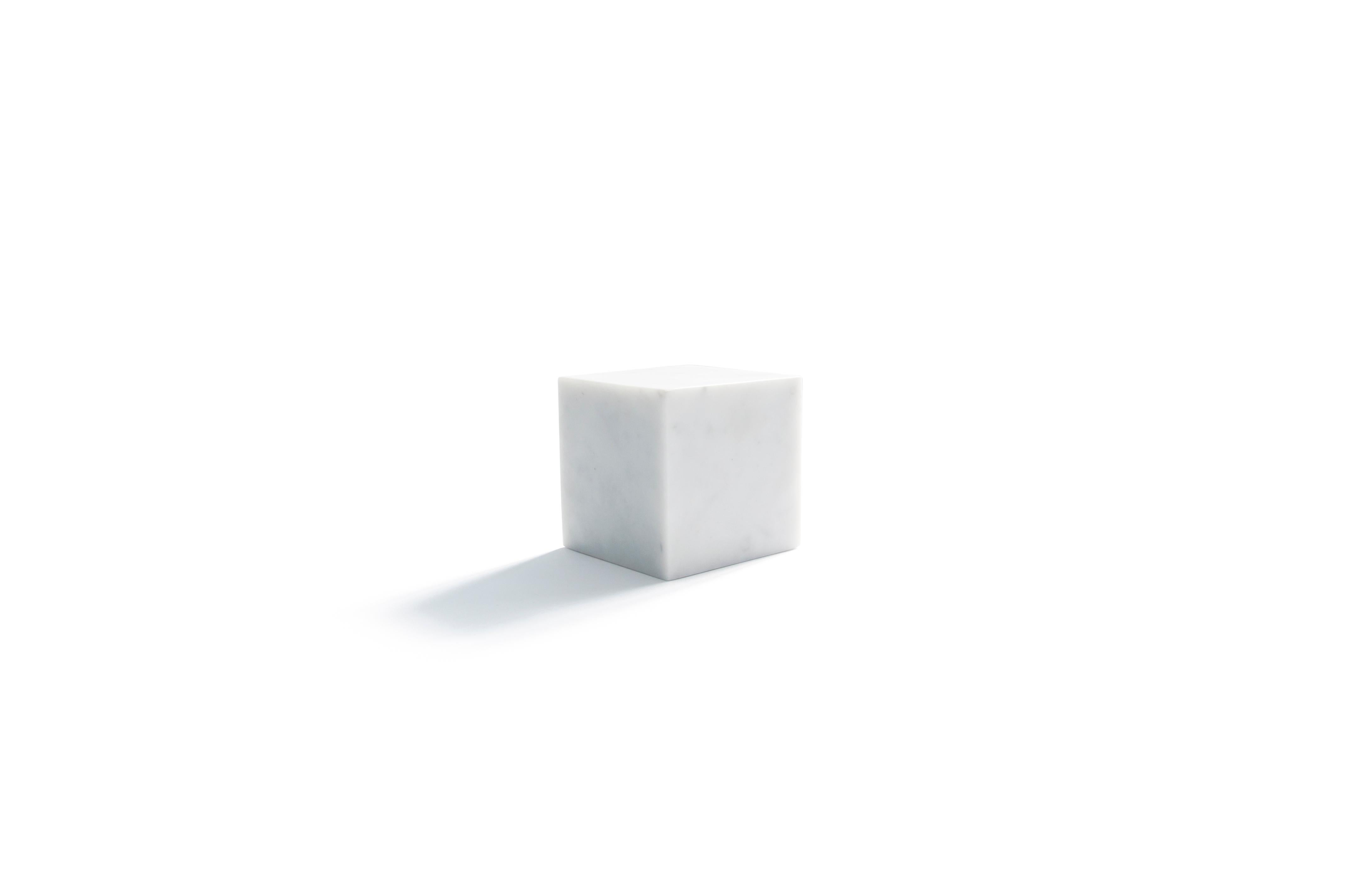 Petit cube presse-papiers décoratif plein en marbre blanc de Carrare. Chaque pièce est en quelque sorte unique (chaque bloc de marbre est différent par ses veines et ses nuances) et fabriquée à la main par des artisans italiens spécialisés depuis