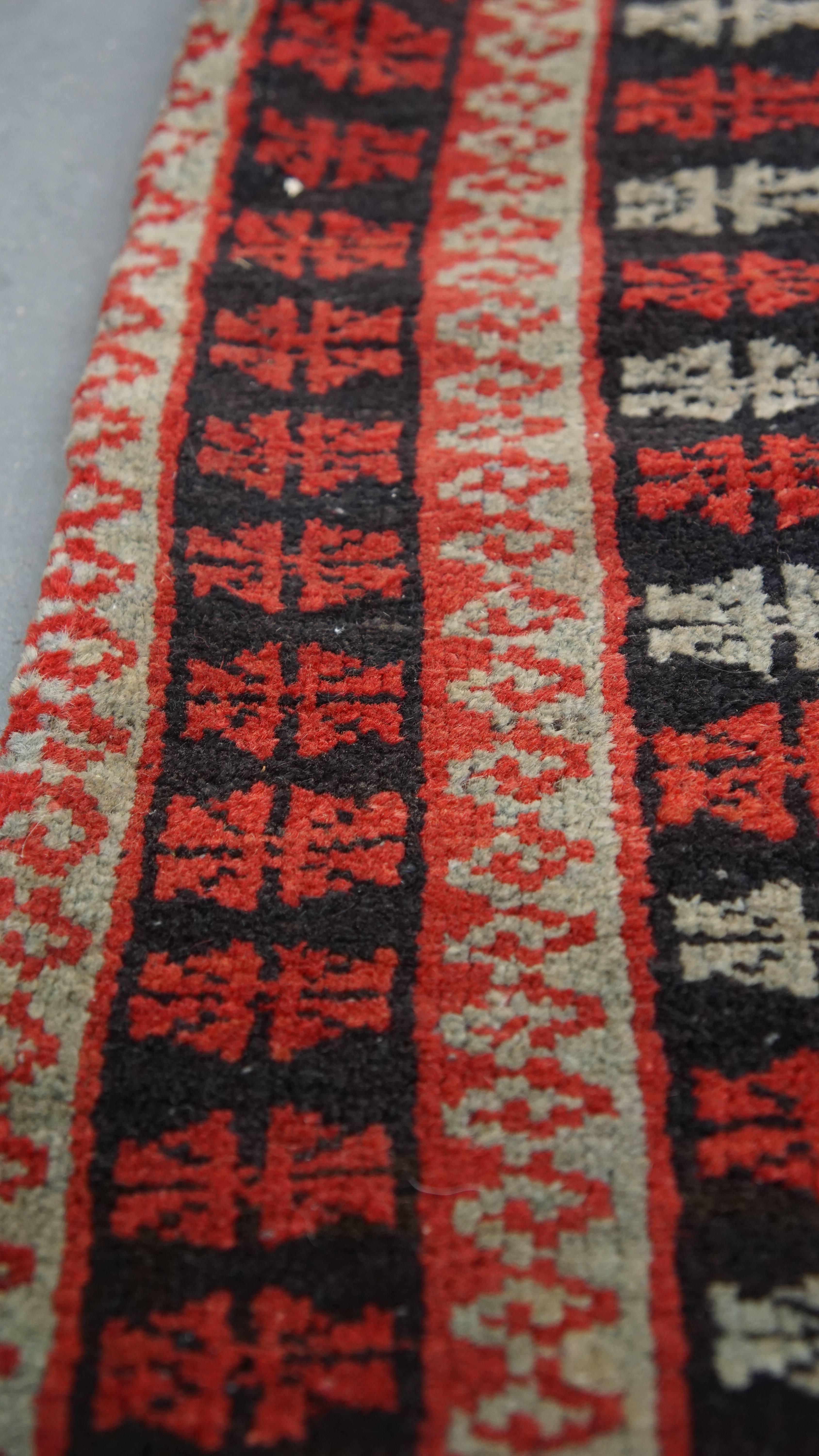 Kleiner Deko-Teppich - Hauptsächlich Rot - 65 x 71 cm (Klassisch-römisch) im Angebot