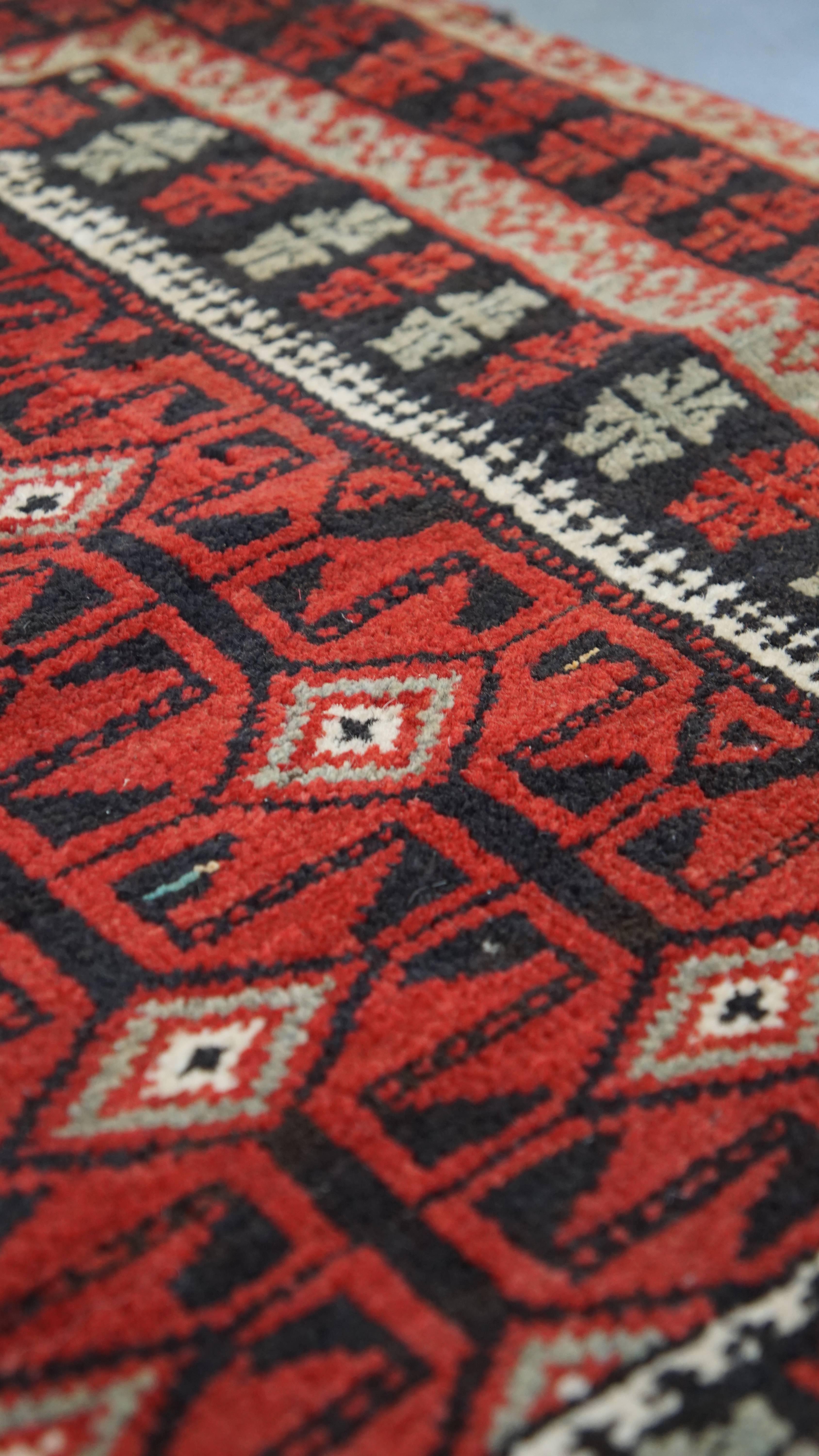 Kleiner Deko-Teppich - Hauptsächlich Rot - 65 x 71 cm (Handgefertigt) im Angebot