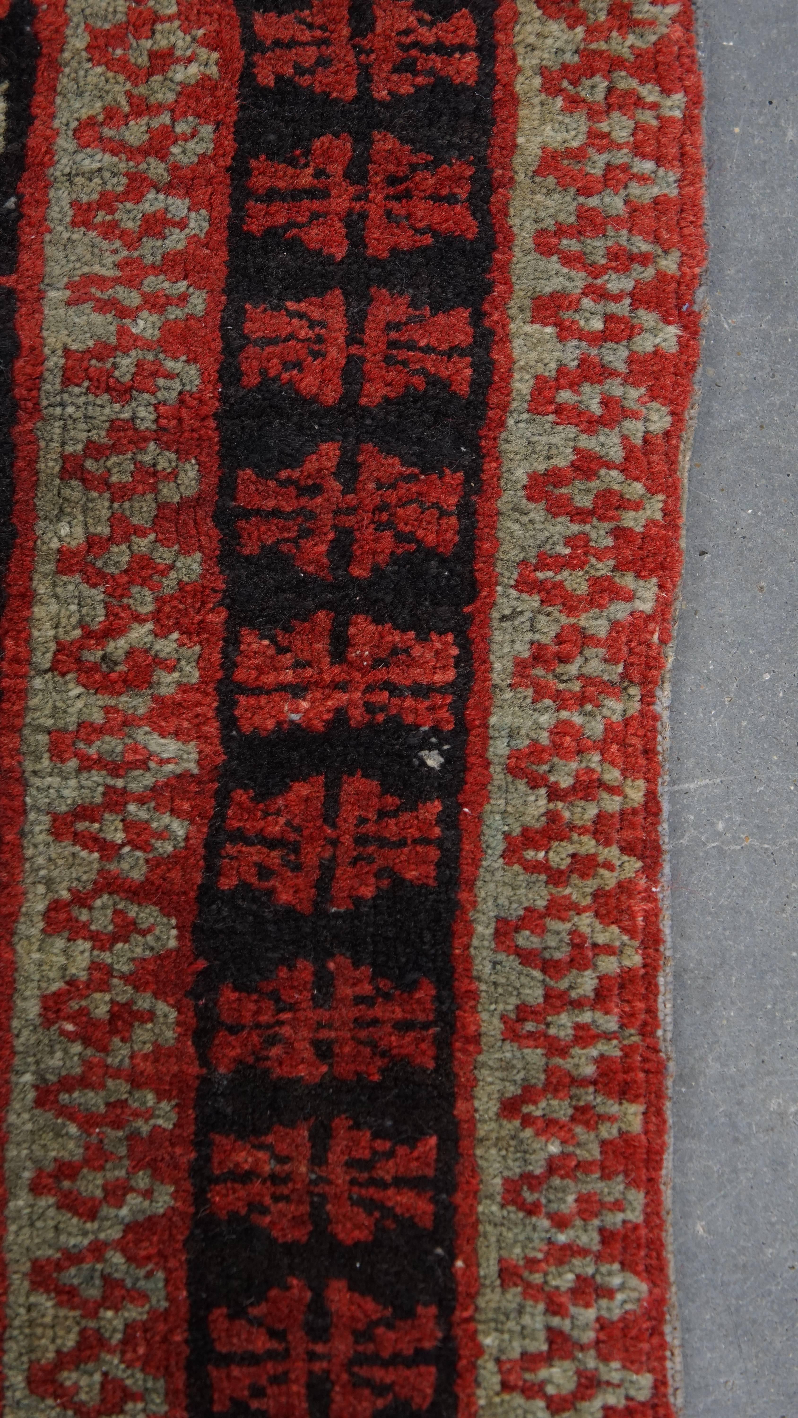Kleiner Deko-Teppich - Hauptsächlich Rot - 65 x 71 cm im Zustand „Relativ gut“ im Angebot in Harderwijk, NL