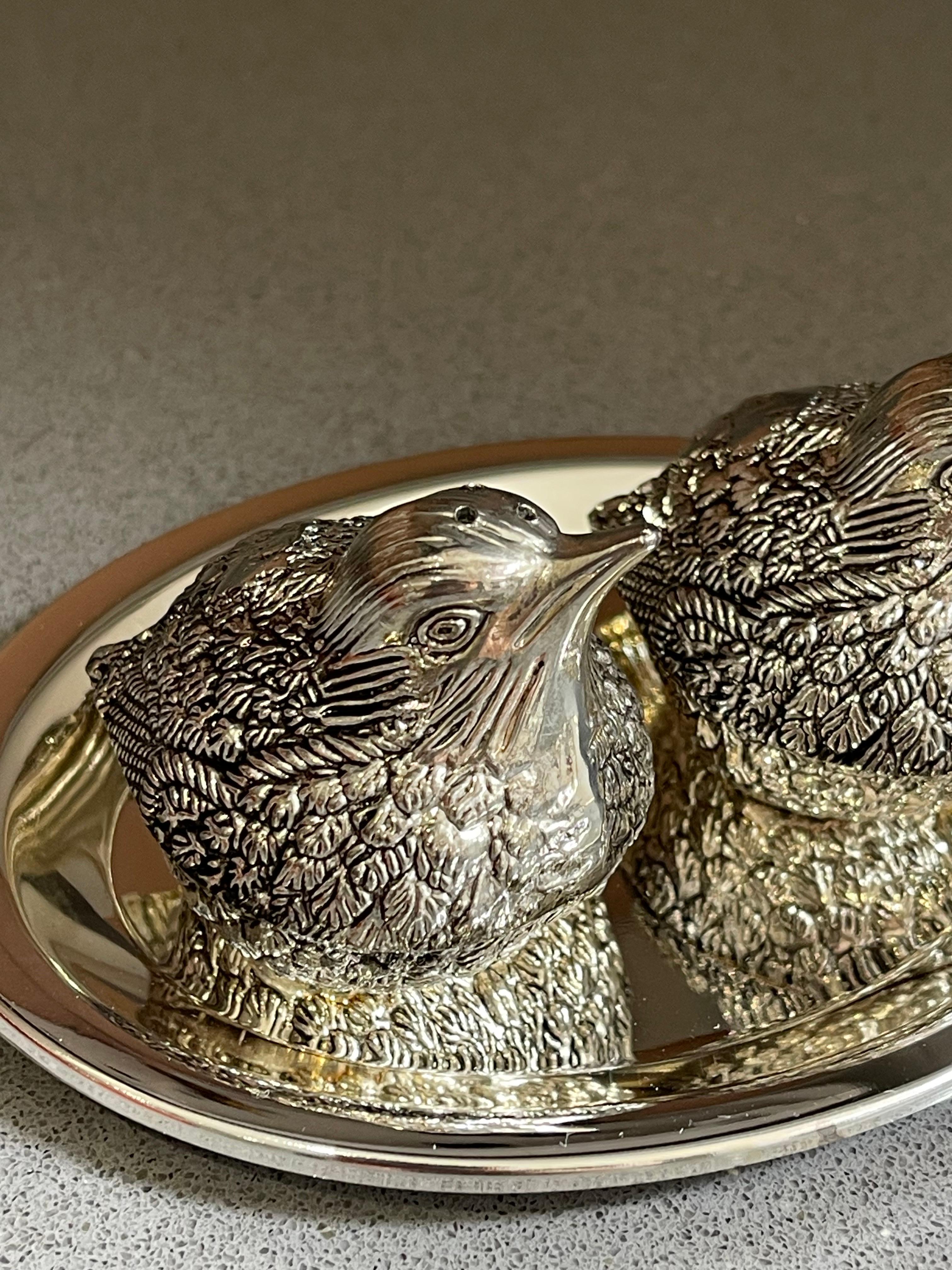 Sal y Pimienta Vintage Pequeños Pájaros de Plata, Juego de 2 con Bandeja y Pájaros de Codorniz de Plata.
Antiguo y valioso salero y pimentero chapados en plata o Vajilla decorativa prensada, fundida y cincelada pareja de aves codorniz. Cuerpo