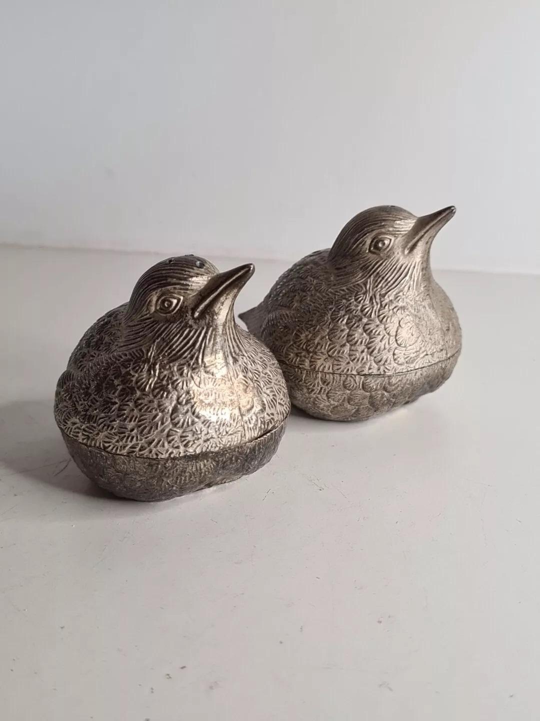Pareja de Saleros Antiguos Salero y Bandeja Decorativos Pájaros Codorniz Plateada Art Decó en venta