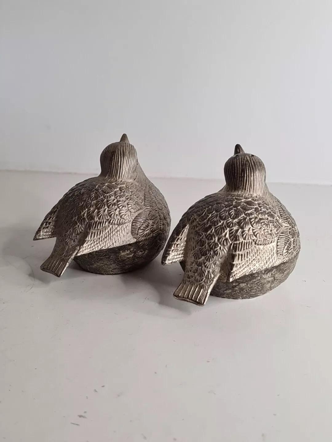 Pareja de Saleros Antiguos Salero y Bandeja Decorativos Pájaros Codorniz Plateada Japonés en venta