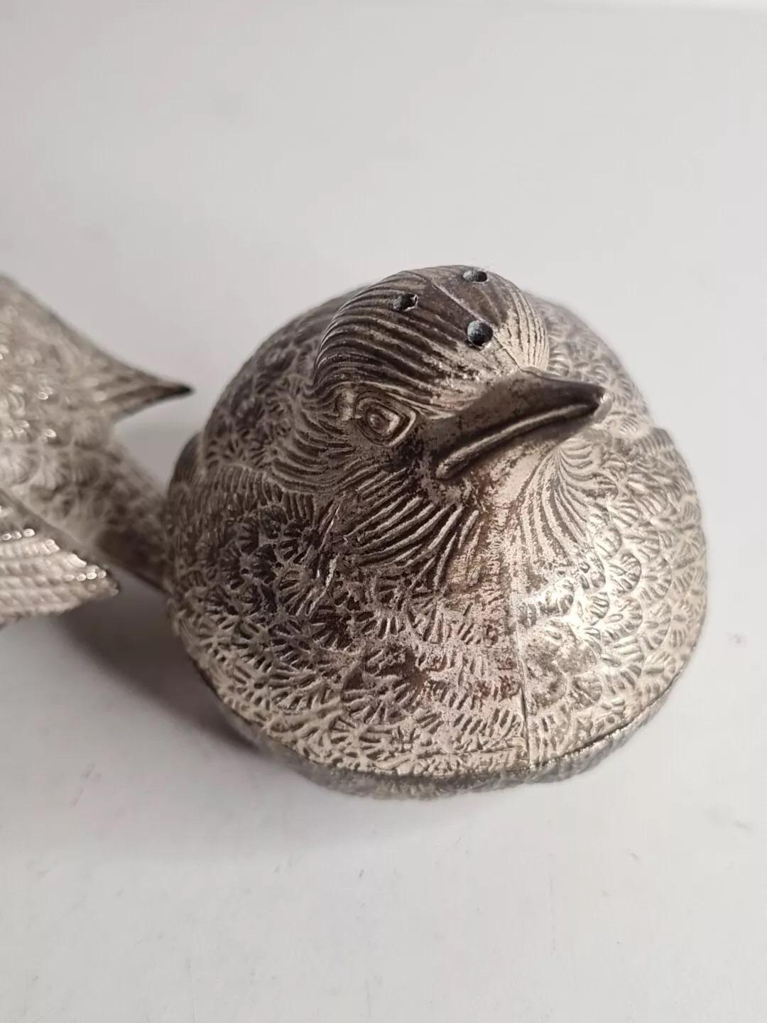 Pareja de Saleros Antiguos Salero y Bandeja Decorativos Pájaros Codorniz Plateada Cepillado en venta