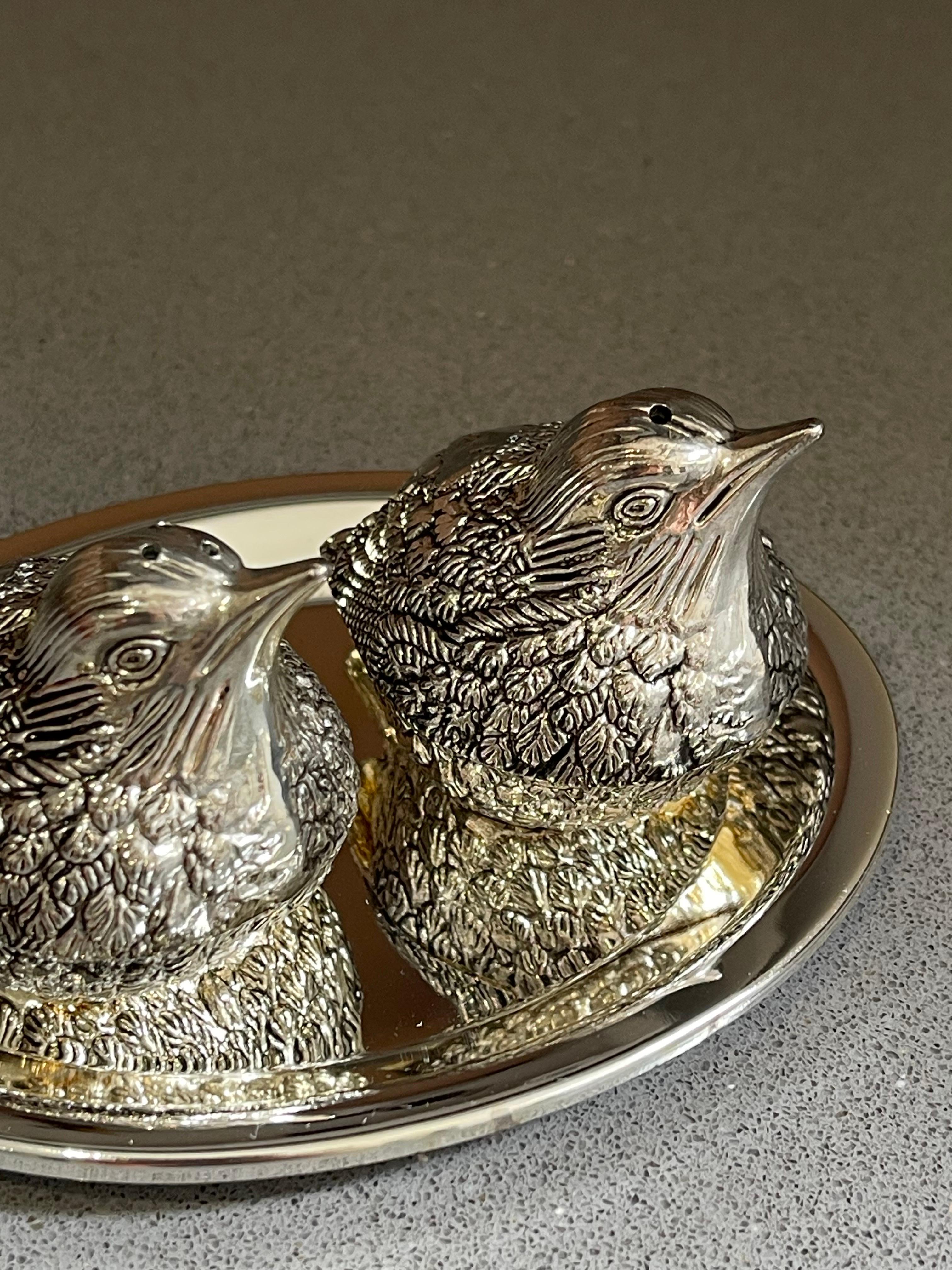 Pareja de Saleros Antiguos Salero y Bandeja Decorativos Pájaros Codorniz Plateada en Excelente estado para la venta en Wembley, GB