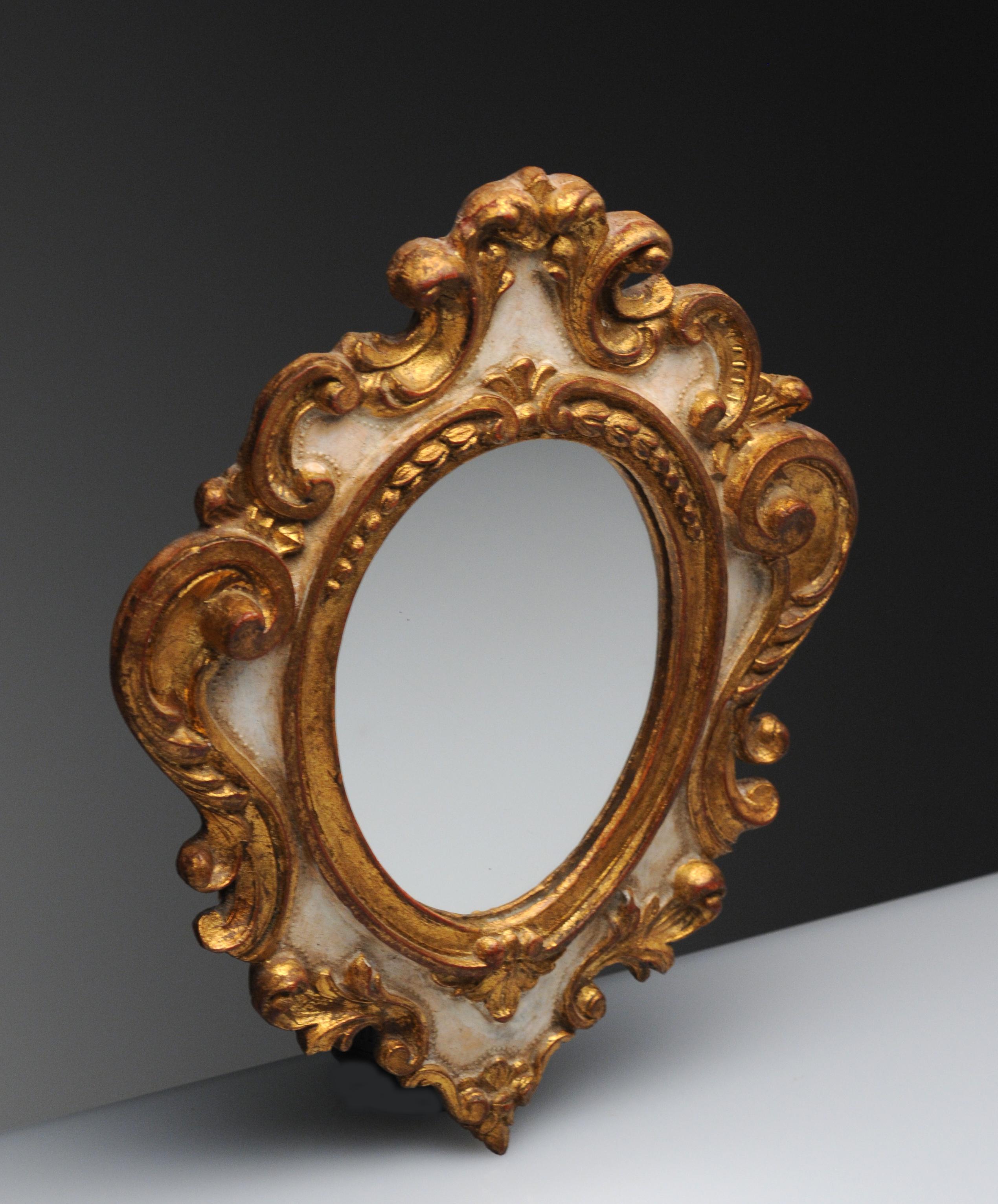 Mid-20th Century Small Decorative Venetian Rococo Italian Giltwood Wall Mirror