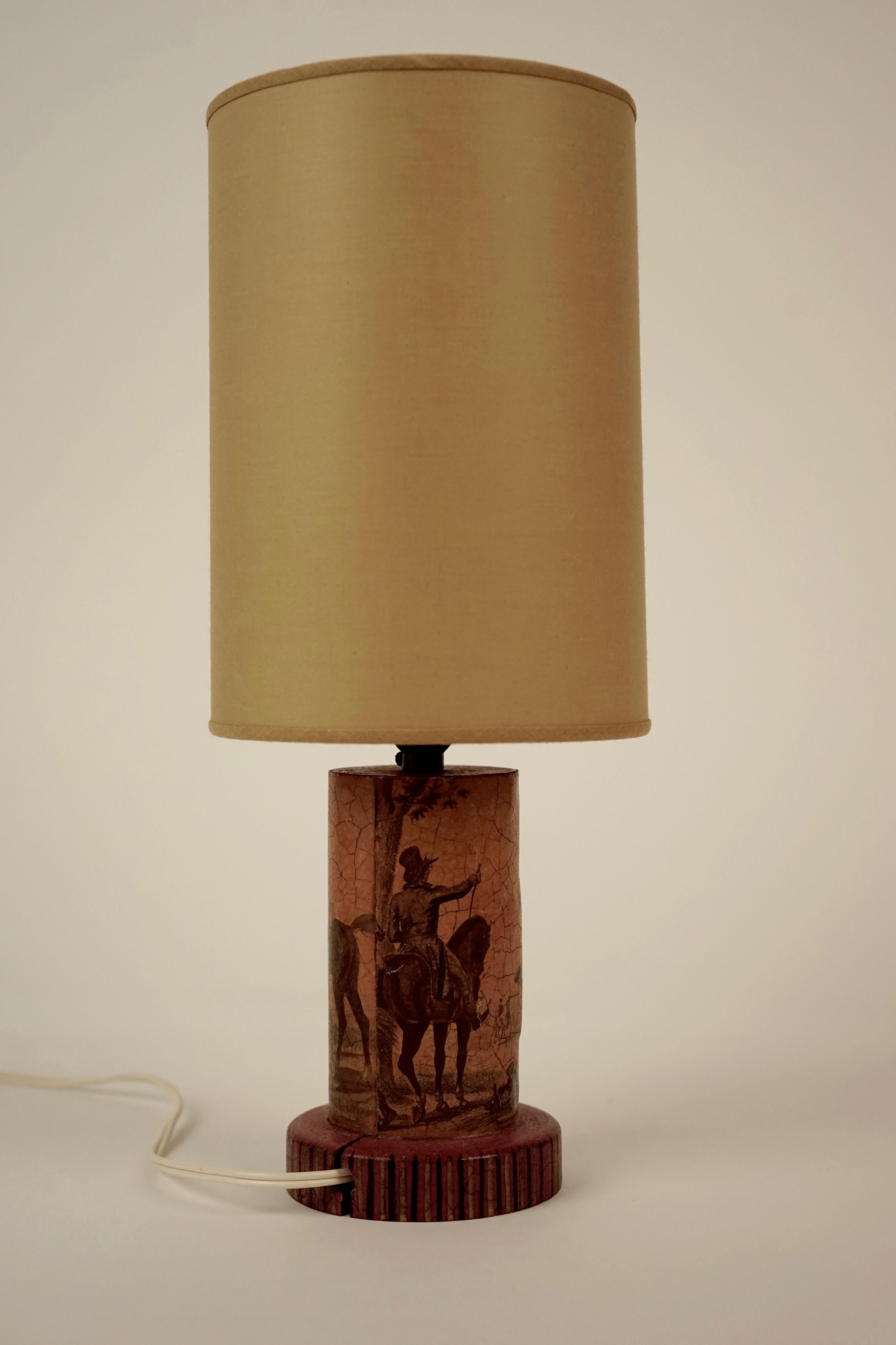 Small Découpage Table Lamp in Hollywood Regency Style In Distressed Condition For Sale In Vienna, Austria