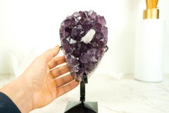 Pequeño racimo de amatista púrpura intenso con calcita y goethita intactas de Uruguay