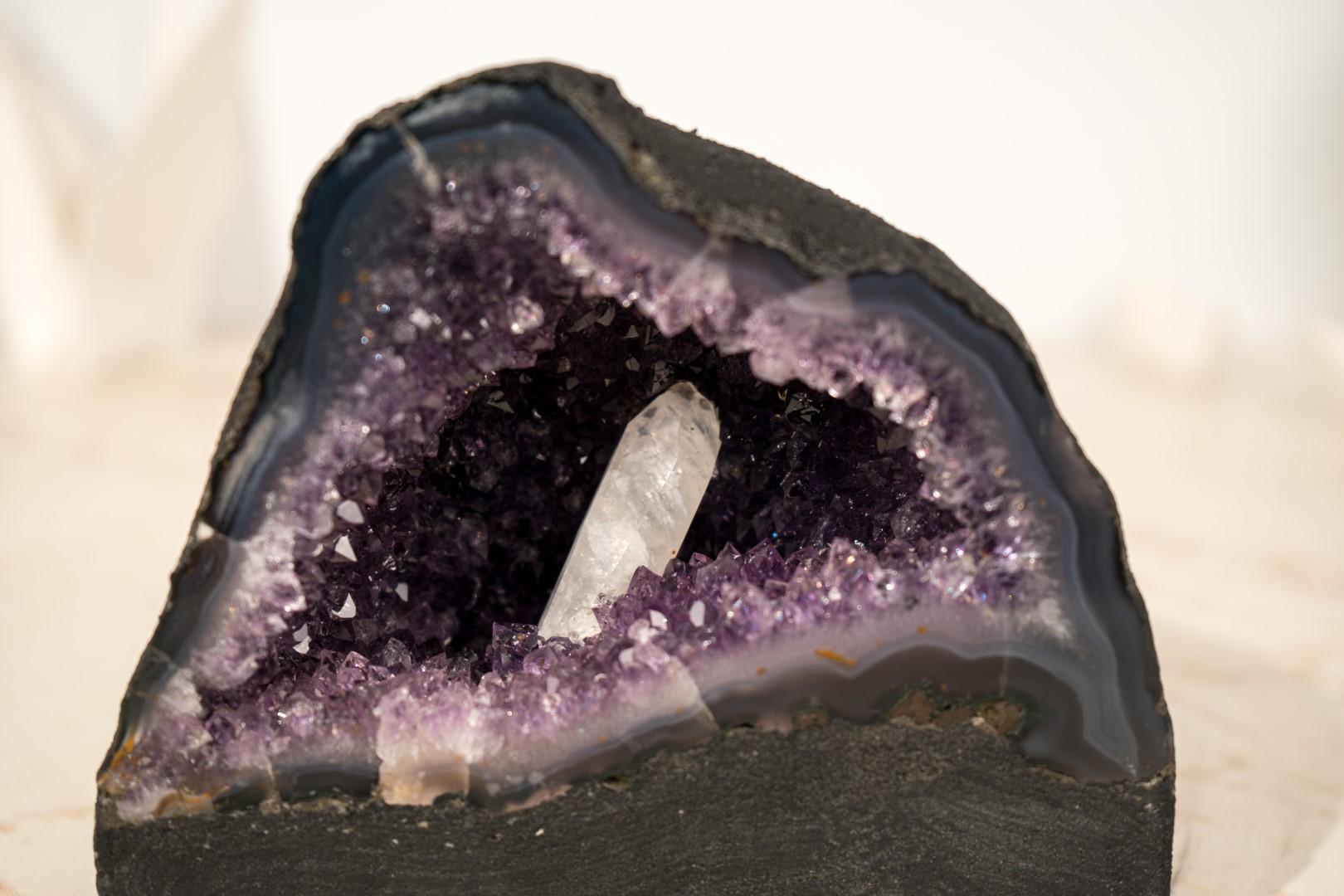Piccolo geode di ametista viola intenso con inclusione di calcite in vendita 4