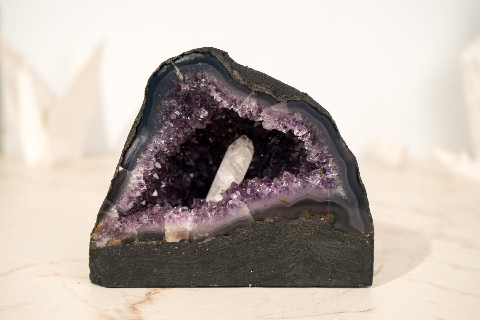 Piccolo geode di ametista viola intenso con inclusione di calcite in vendita 5