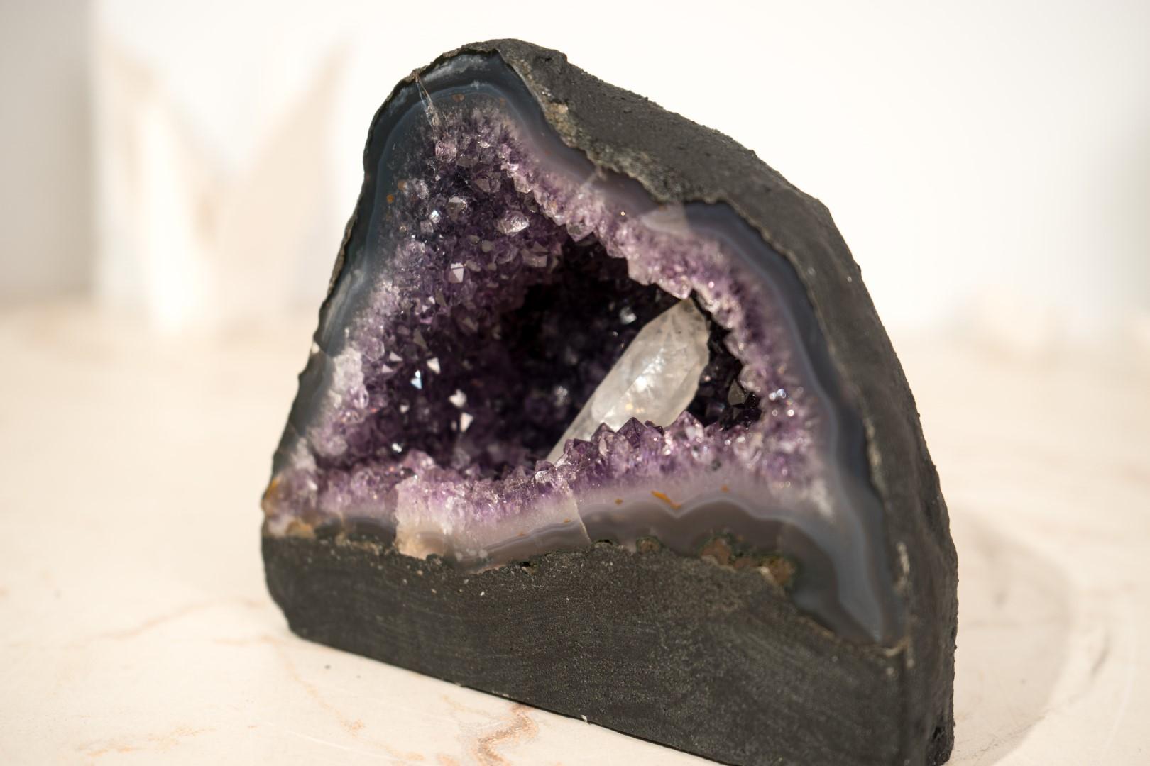 Piccolo geode di ametista viola intenso con inclusione di calcite in vendita 6