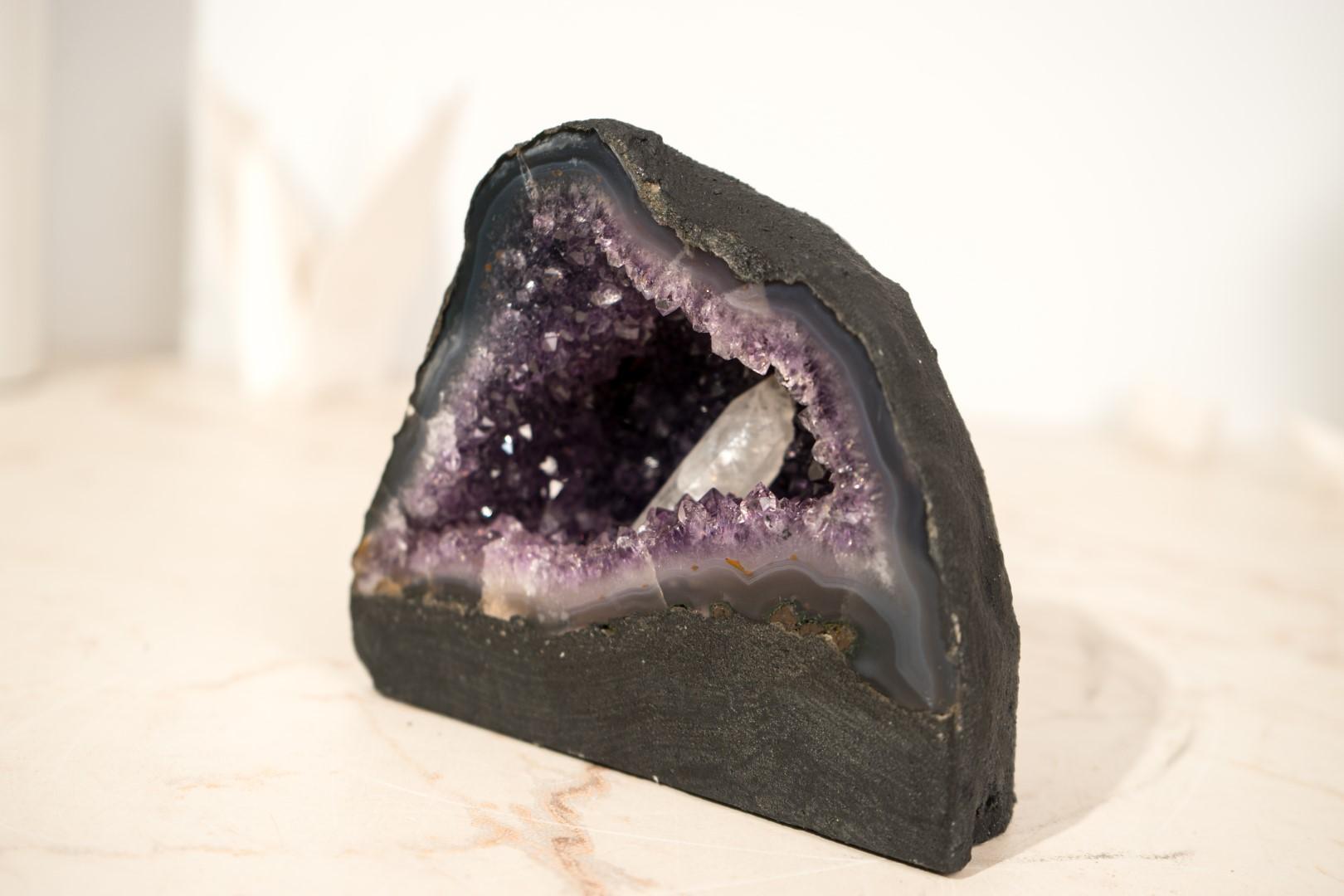 Piccolo geode di ametista viola intenso con inclusione di calcite in vendita 7