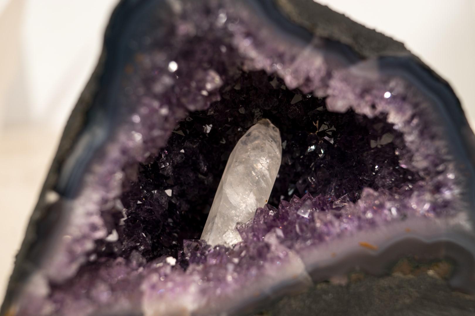 Piccolo geode di ametista viola intenso con inclusione di calcite in vendita 8