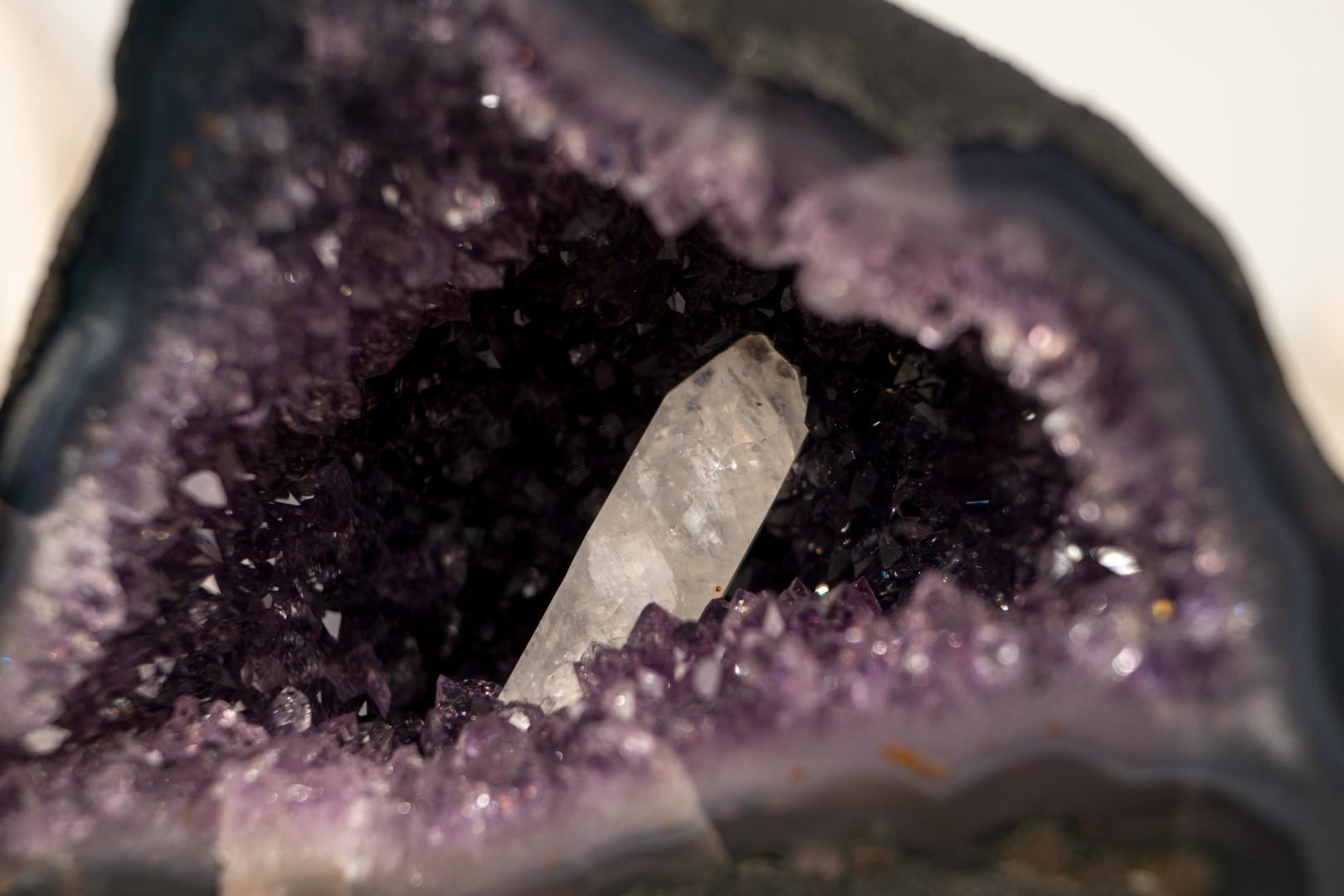 Piccolo geode di ametista viola intenso con inclusione di calcite in vendita 9