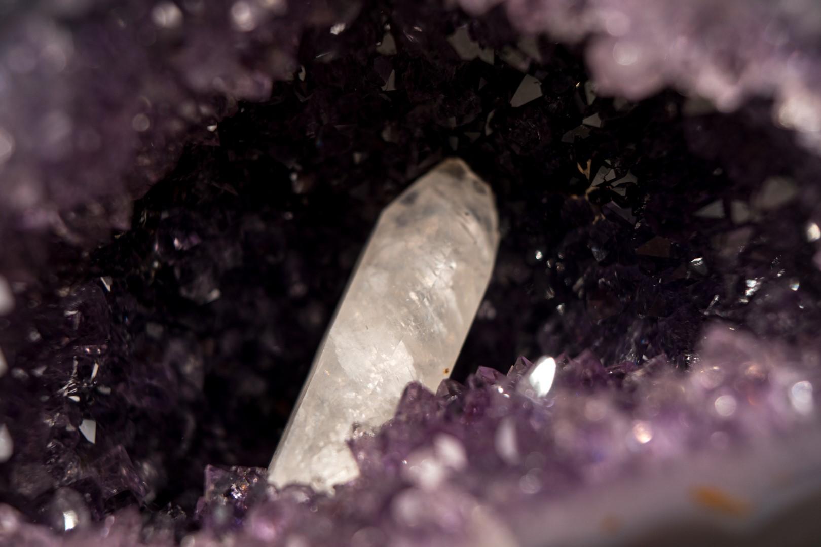 Piccolo geode di ametista di alta qualità con inclusione di calcite

▫️ Descrizione

Questo piccolo geode di ametista di alta qualità, unico nel suo genere, offre una rara grotta estetica con cristalli di colore viola intenso ornati da una chiara