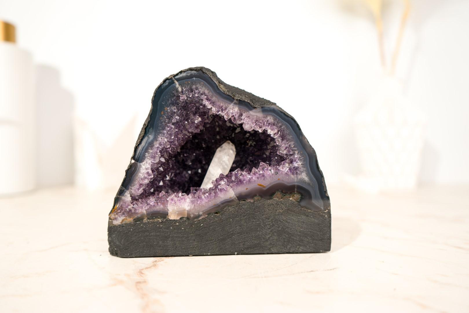 Brasiliano Piccolo geode di ametista viola intenso con inclusione di calcite in vendita