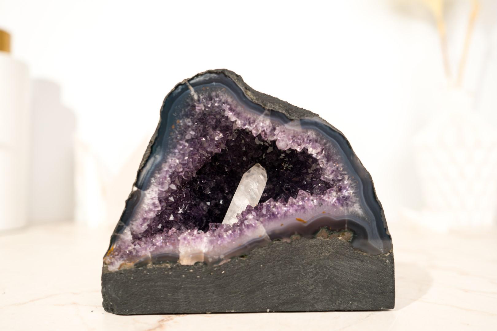 Piccolo geode di ametista viola intenso con inclusione di calcite In condizioni Nuovo in vendita a Ametista Do Sul, BR