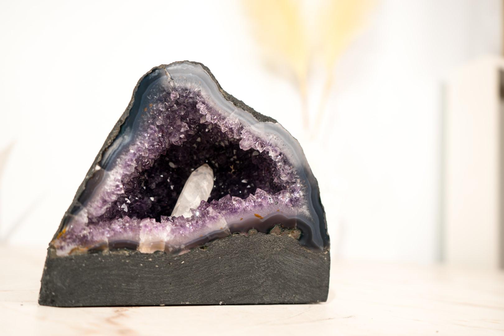 Cristallo Piccolo geode di ametista viola intenso con inclusione di calcite in vendita