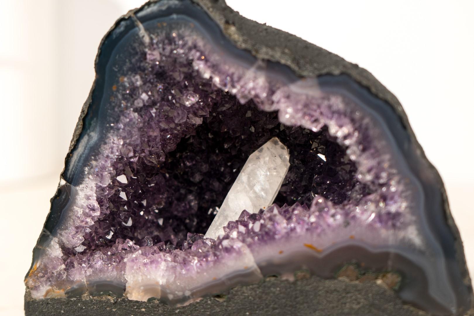 Piccolo geode di ametista viola intenso con inclusione di calcite in vendita 1
