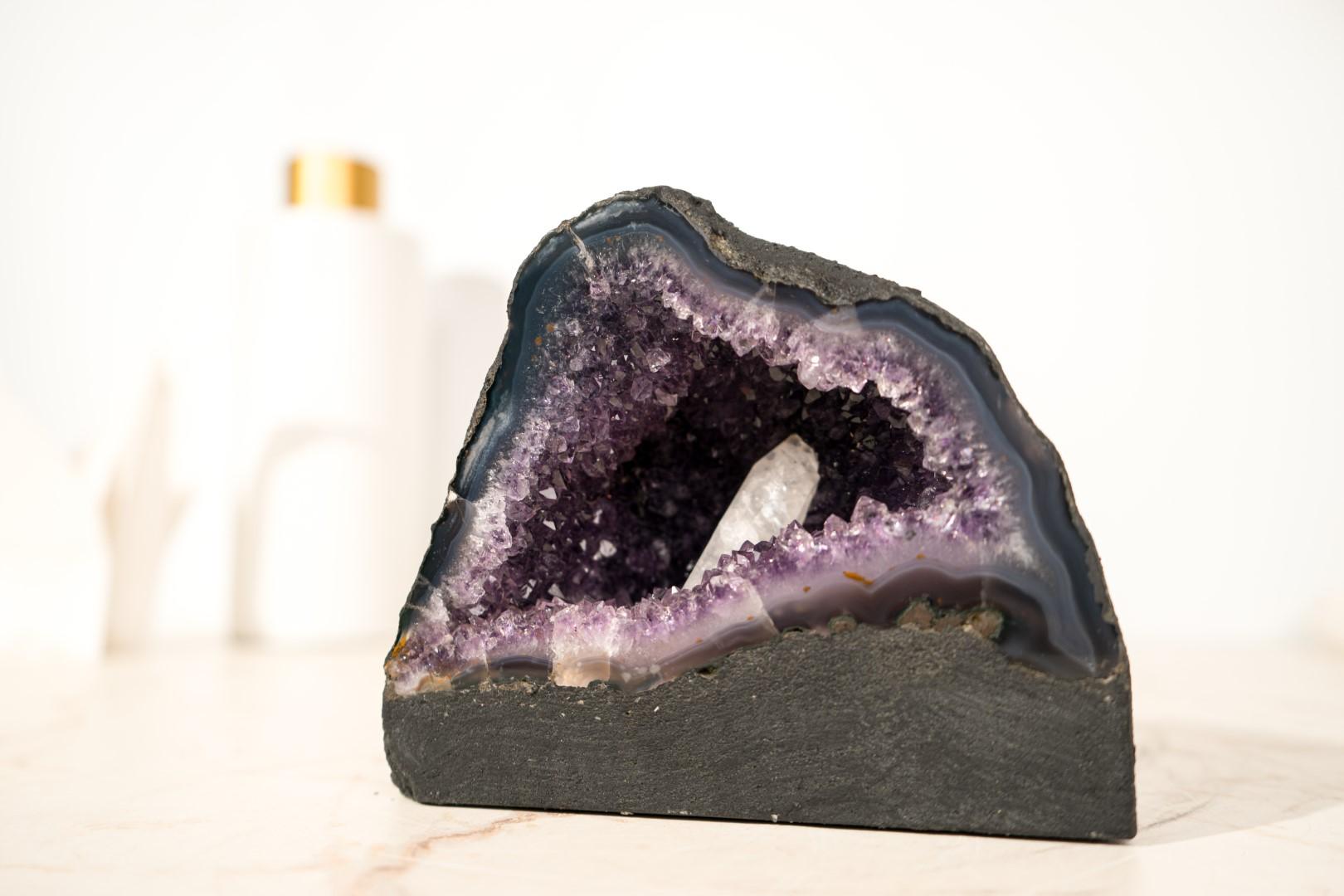 Piccolo geode di ametista viola intenso con inclusione di calcite in vendita 2