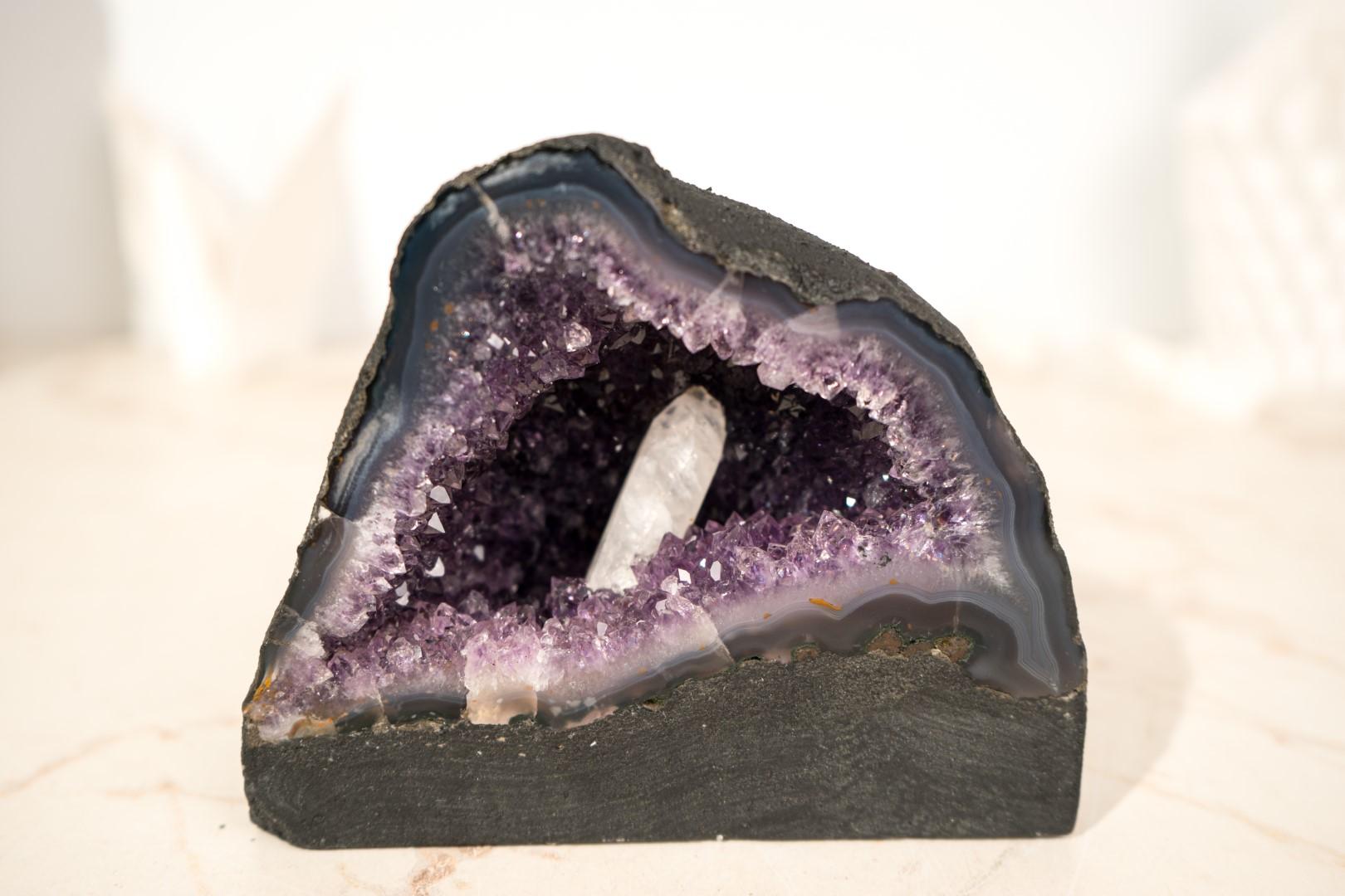 Piccolo geode di ametista viola intenso con inclusione di calcite in vendita 3