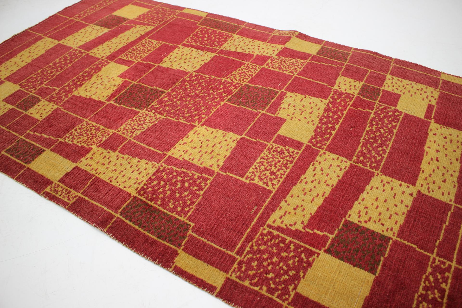 Small Design Carpet or Rug, Czechoslovakia, 1960s In Good Condition For Sale In Praha, CZ