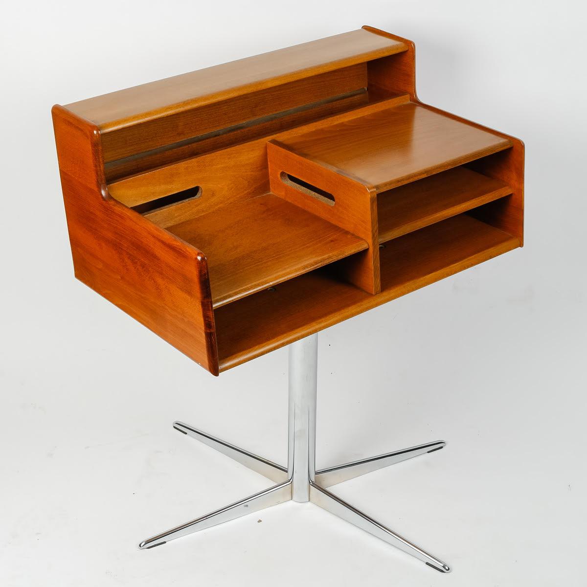 Kleiner Schreibtisch aus den 1970er Jahren.

Kleiner Schreibtisch aus hellem Holz mit verchromten Metallbeinen.
h: 76cm, B: 60cm, T: 40cm