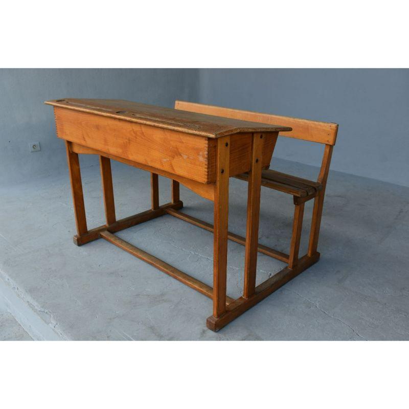 Small school desk in oak 1900. Height dimension 80 cm for a width of 112 cm and a depth of 88 cm.

Additional information:
Style: 1900 period
Material: Beech.