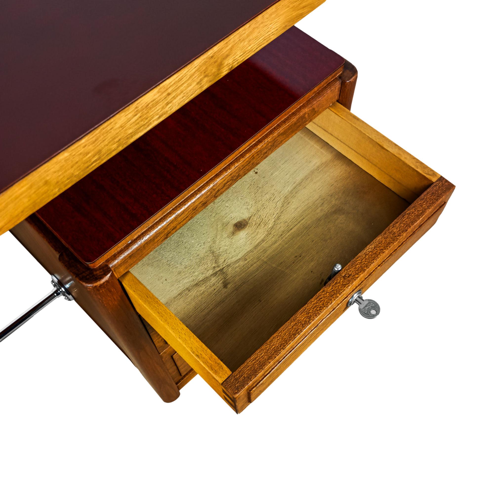 Kleiner Schreibtisch aus massivem Sapeleholz - Frankreich 1960 im Angebot 3