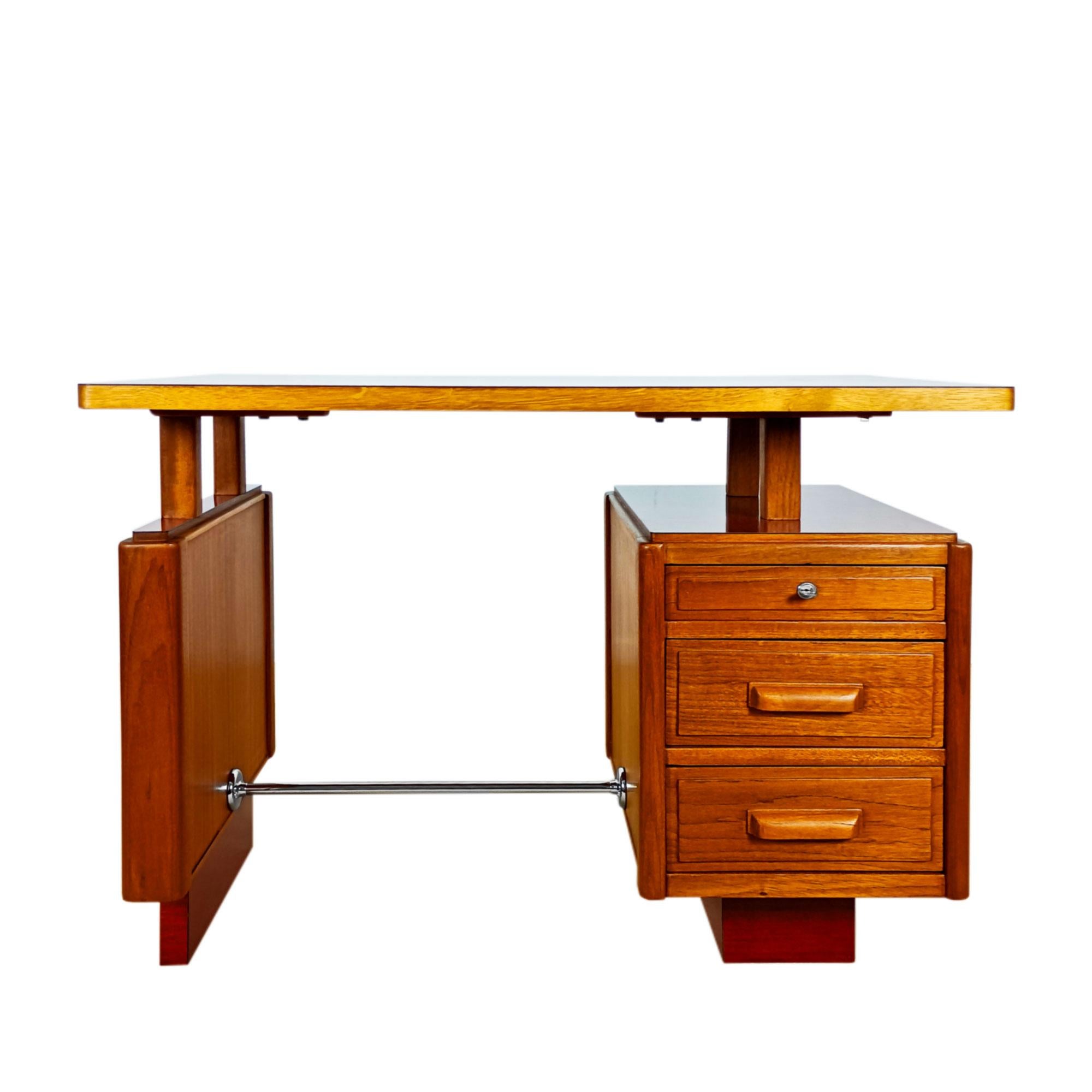 Kleiner Schreibtisch aus massivem Sapelholz mit gewachster Oberfläche und originalem burgunderrotem Formica, Chromleiste an den Beinen, originales Schloss und Schlüssel, hohe Verarbeitungsqualität.

Frankreich um 1960