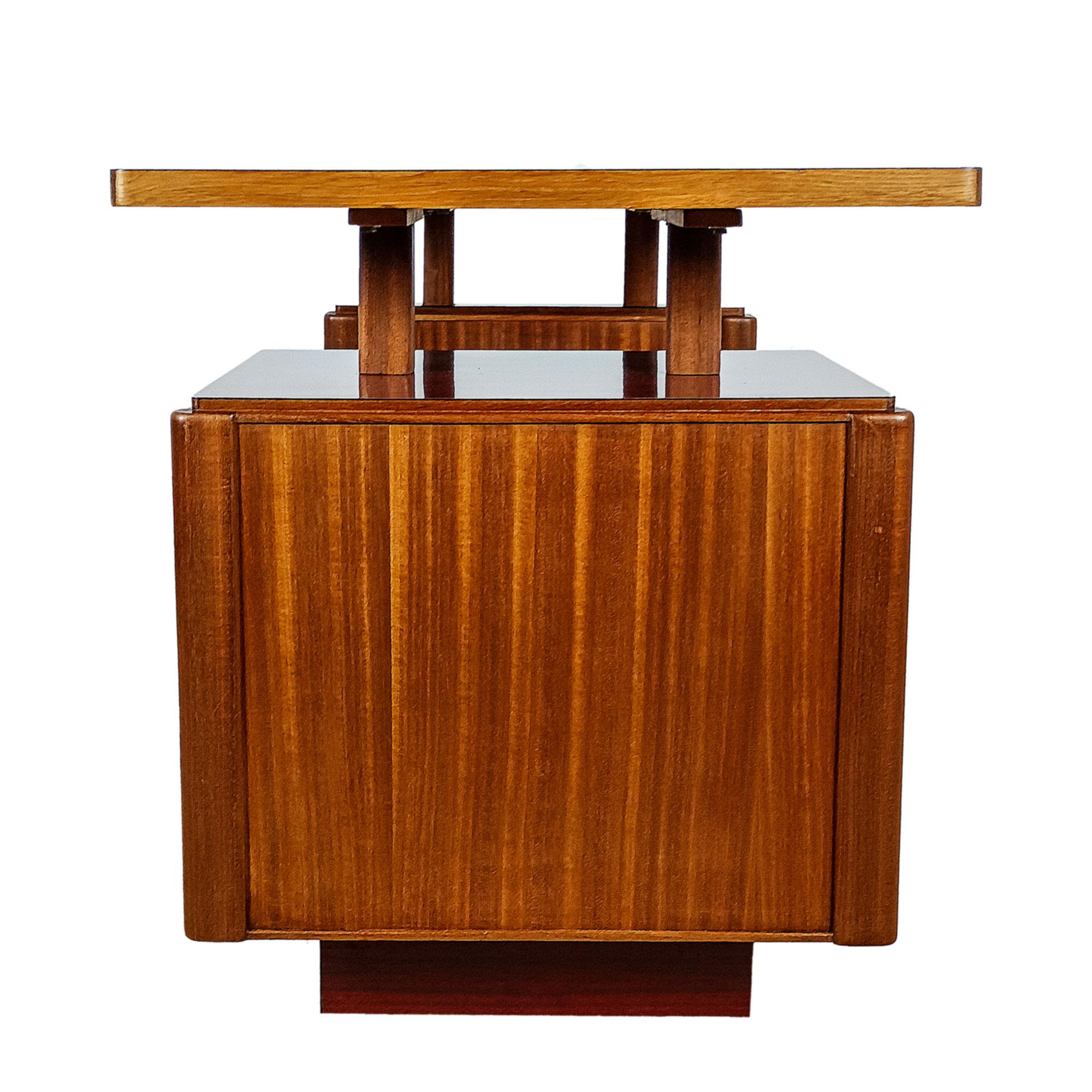 Kleiner Schreibtisch aus massivem Sapeleholz - Frankreich 1960 (Französisch) im Angebot