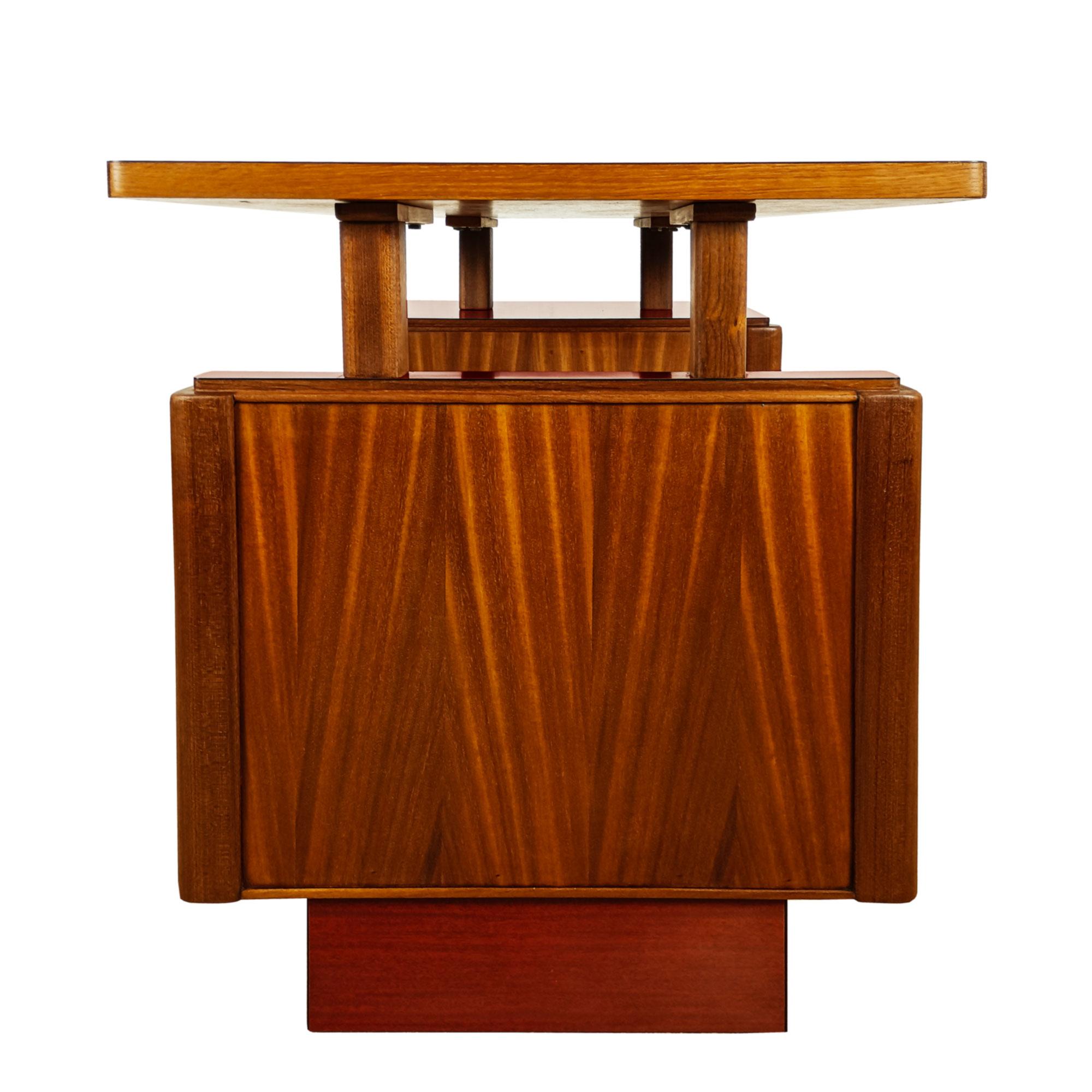 Kleiner Schreibtisch aus massivem Sapeleholz - Frankreich 1960 (Formica) im Angebot