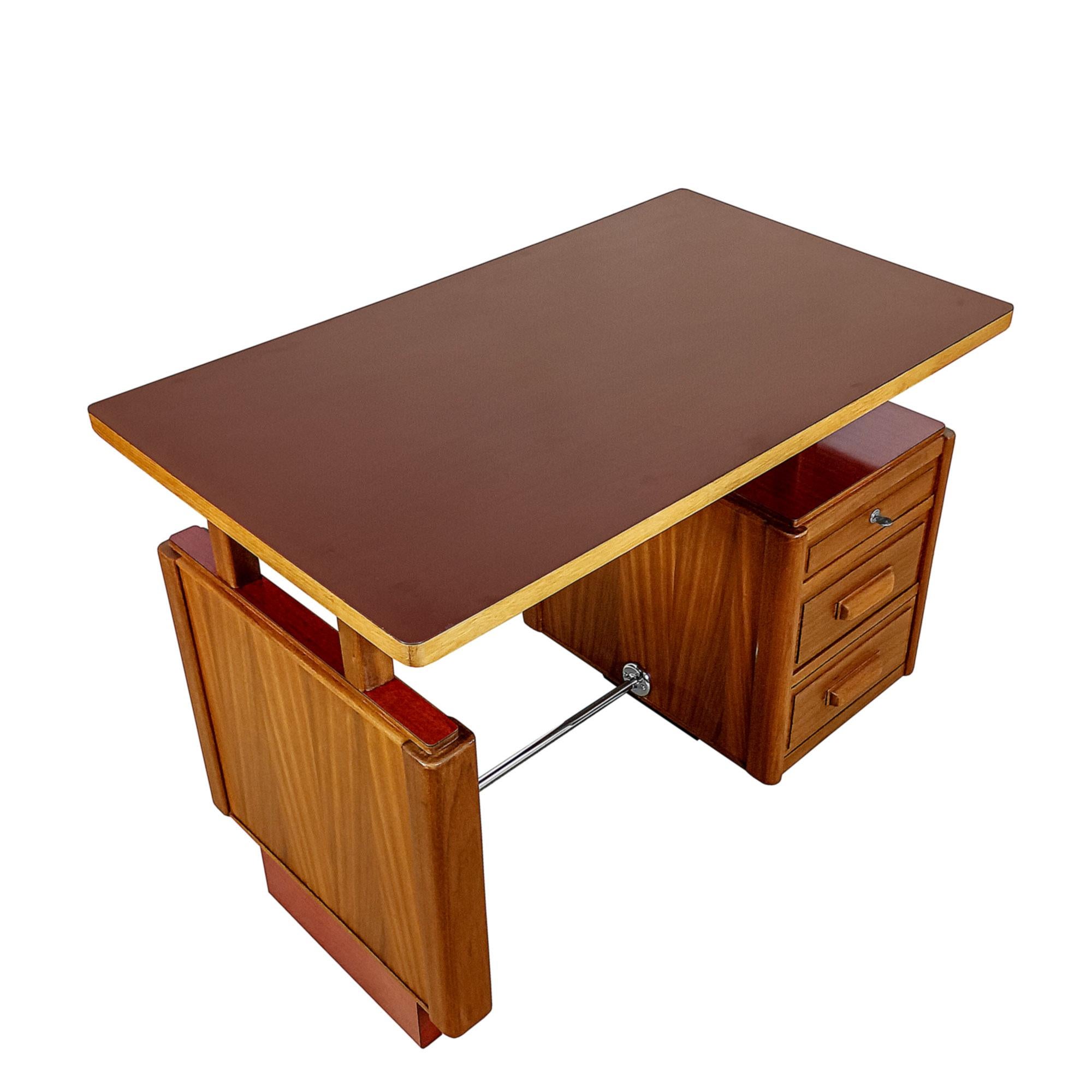 Kleiner Schreibtisch aus massivem Sapeleholz - Frankreich 1960 im Angebot 1