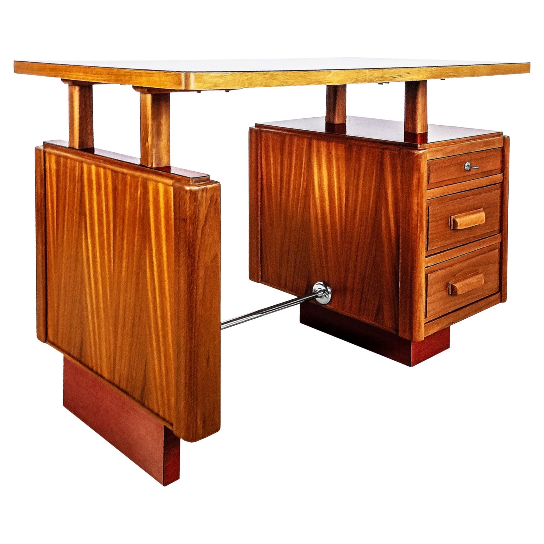 Kleiner Schreibtisch aus massivem Sapeleholz - Frankreich 1960 im Angebot