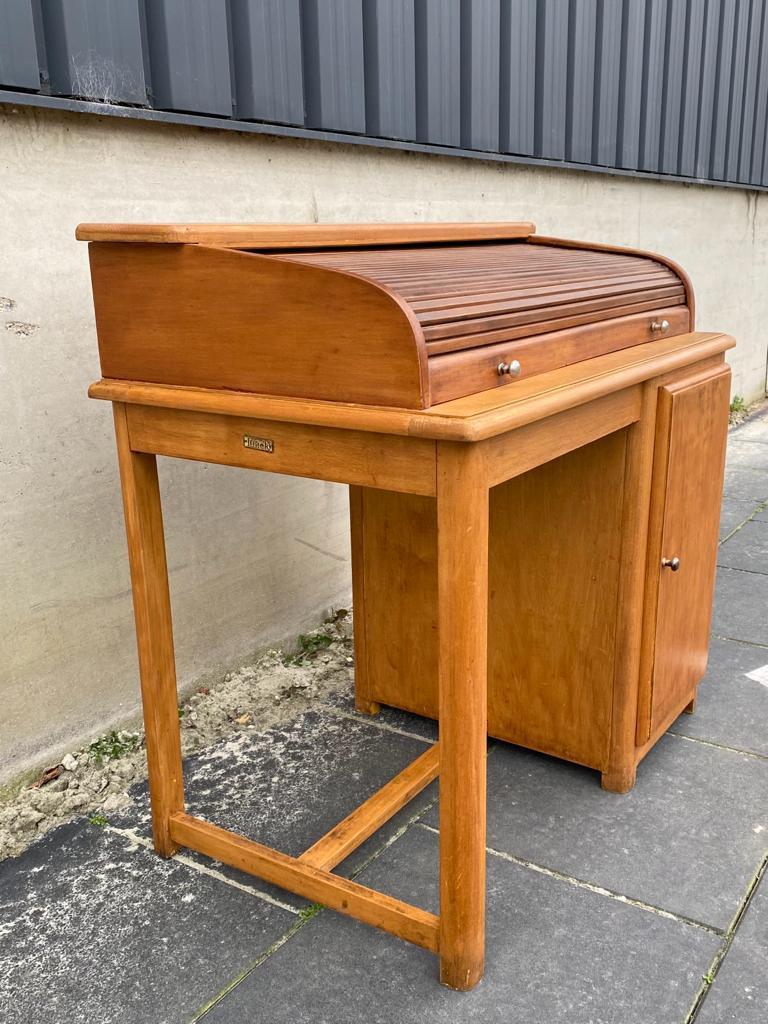 The cutest piece in stock! This small oak veneered writing table, (kids)desk or Secretaire was manufactured by Torck Belgium in ca. the 1950s. Very charming piece with beautiful original knobs, rollover-top, pencil holder and storage behind it’s