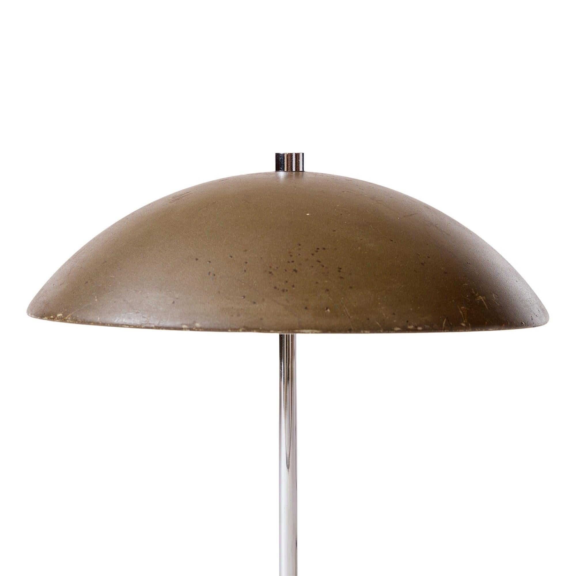 Eine kleine, kuppelförmige Schreibtischlampe mit einem beschwerten Sockel mit natürlicher Patina, der mit einem neu verchromten Stiel verbunden ist.