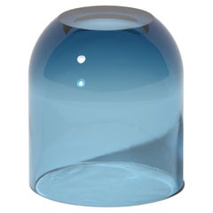 Petite table d'appoint Dew Drop en résine translucide bleu Égée, par Ian Cochran