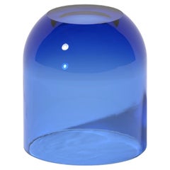 Petite table d'appoint Dew Drop en résine translucide bleu audacieux, par Ian Cochran