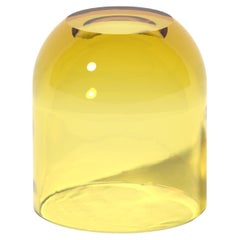 Petite table d'appoint Dew Drop en résine translucide jaune topaze, par Ian Cochran