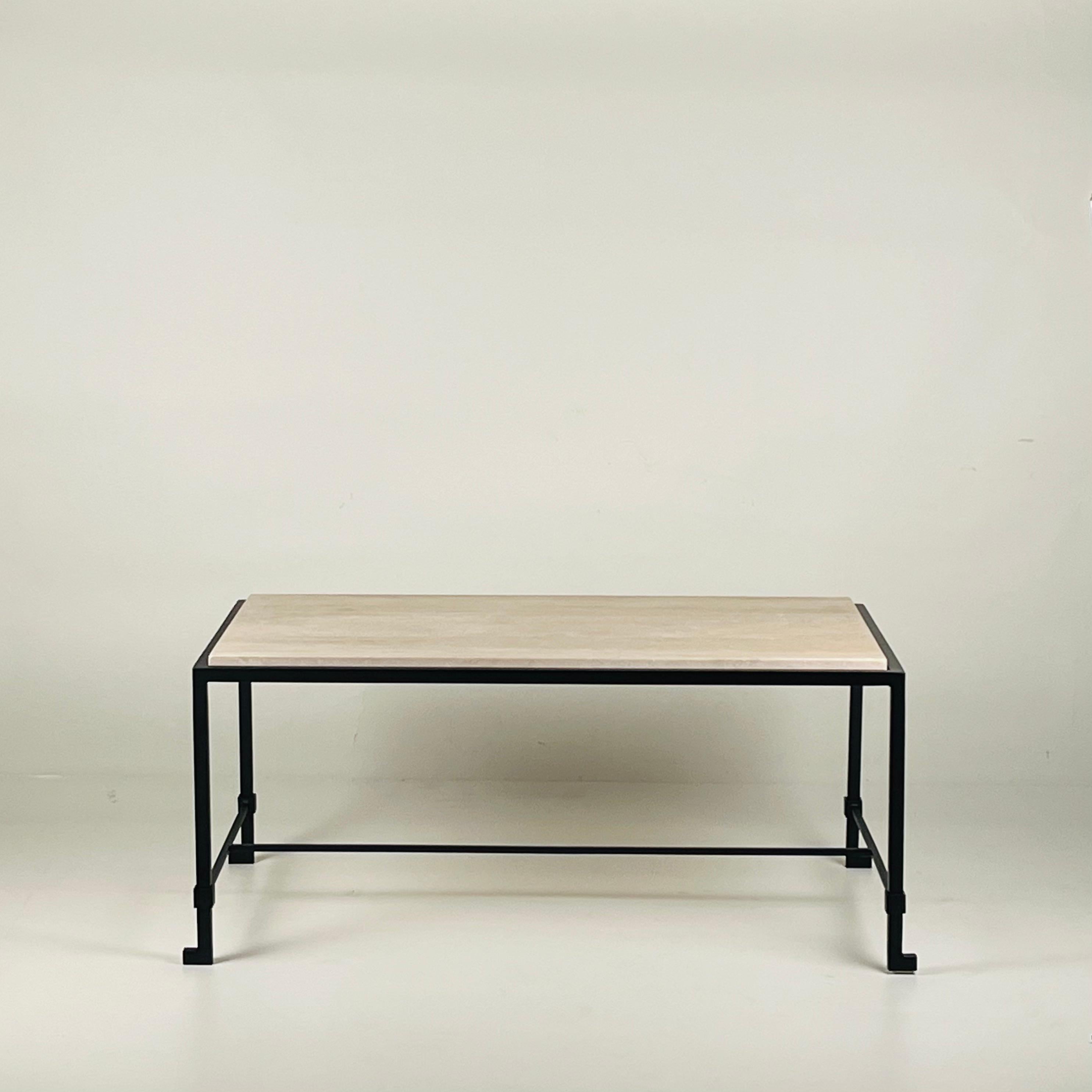 Schicker Couchtisch aus geschwärztem Schmiedeeisen und poliertem, rohem Travertin im französischen Stil der 1940er Jahre. Inspiriert von den Entwürfen von Marc du Plantier und Paul Dupré-Lafon. Große Proportionen, aber auch Sondergrößen sind