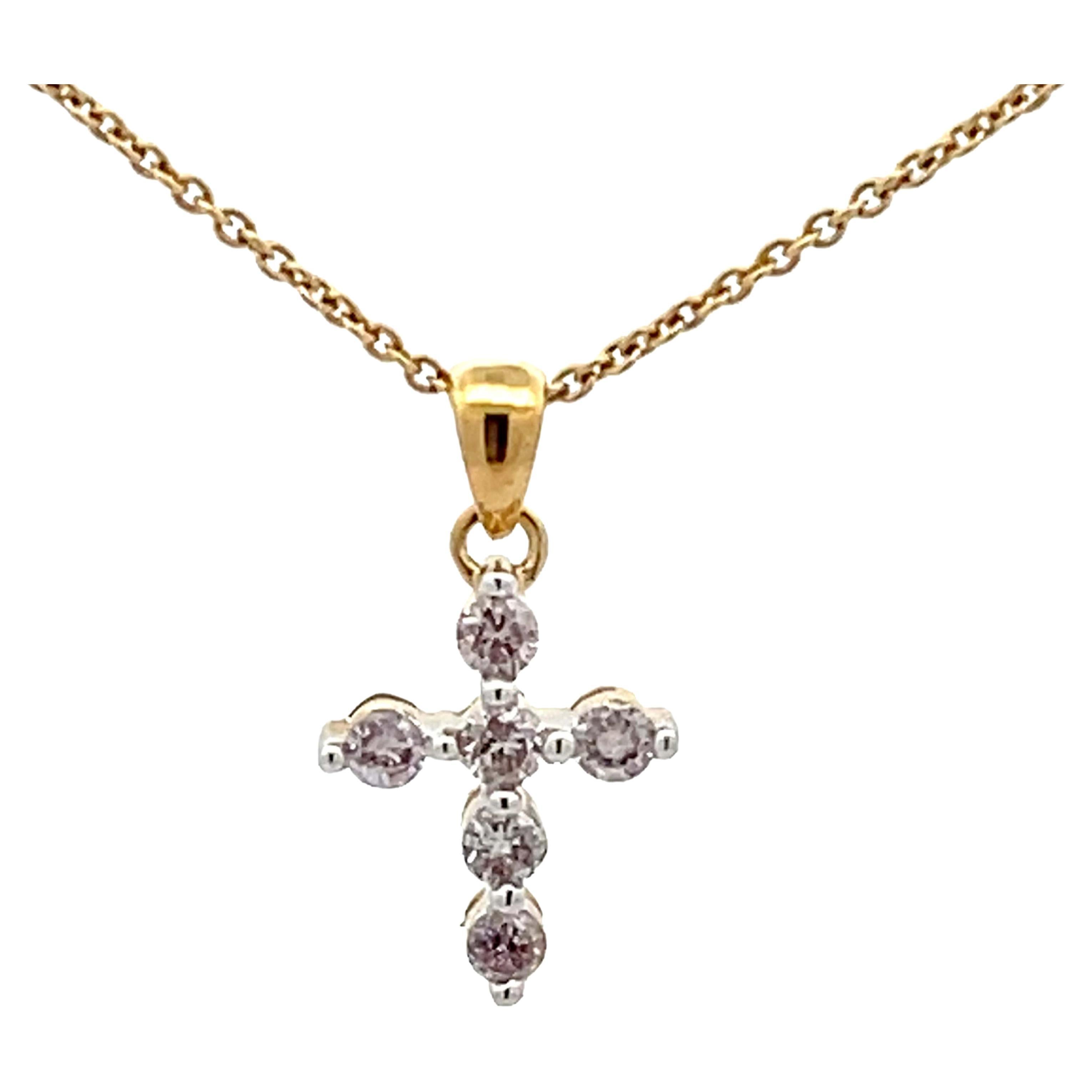 Petit collier de croix en or jaune 18 carats et diamants