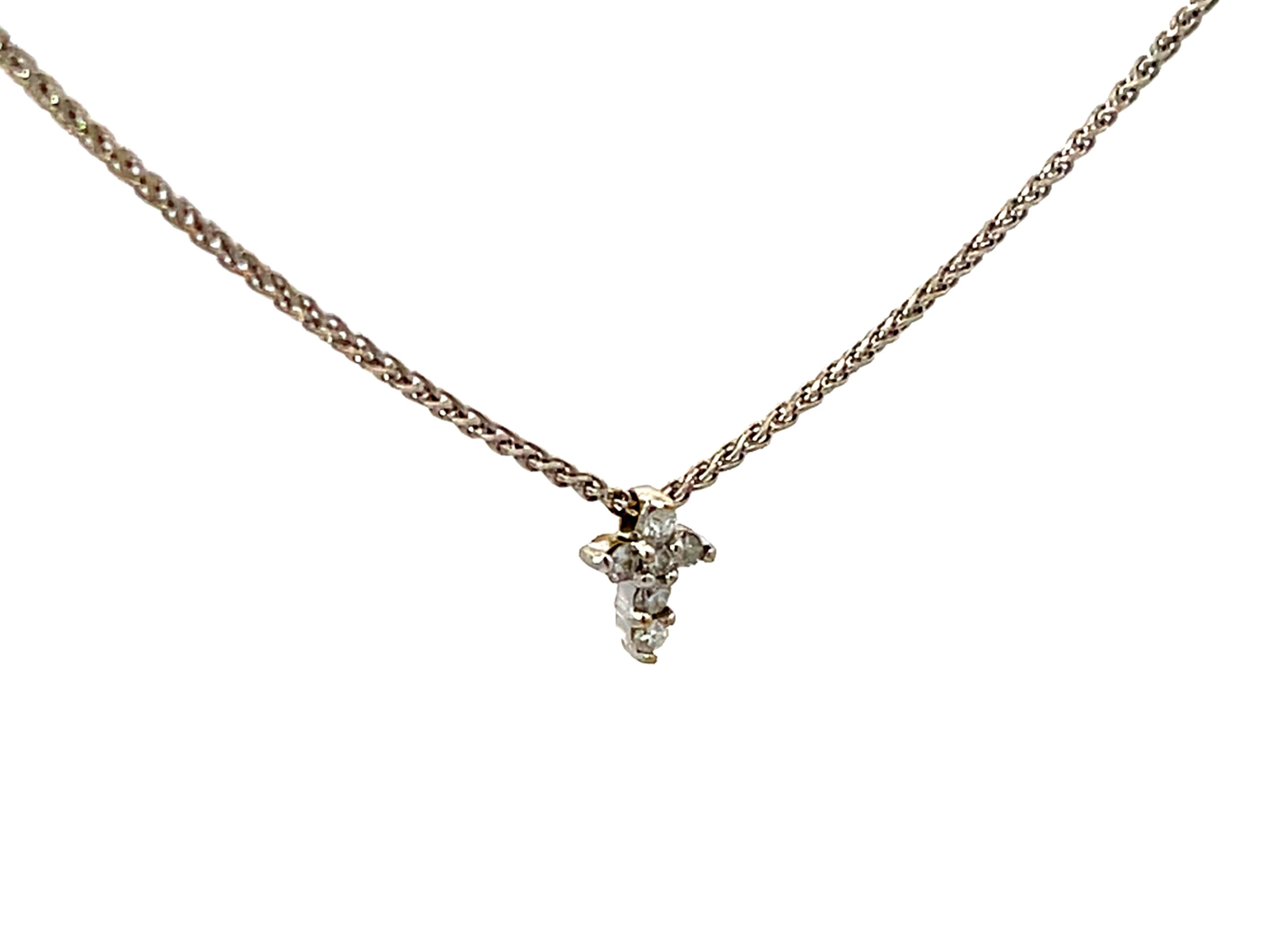 Moderne Collier croix en or blanc 14 carats massif avec petit diamant en vente