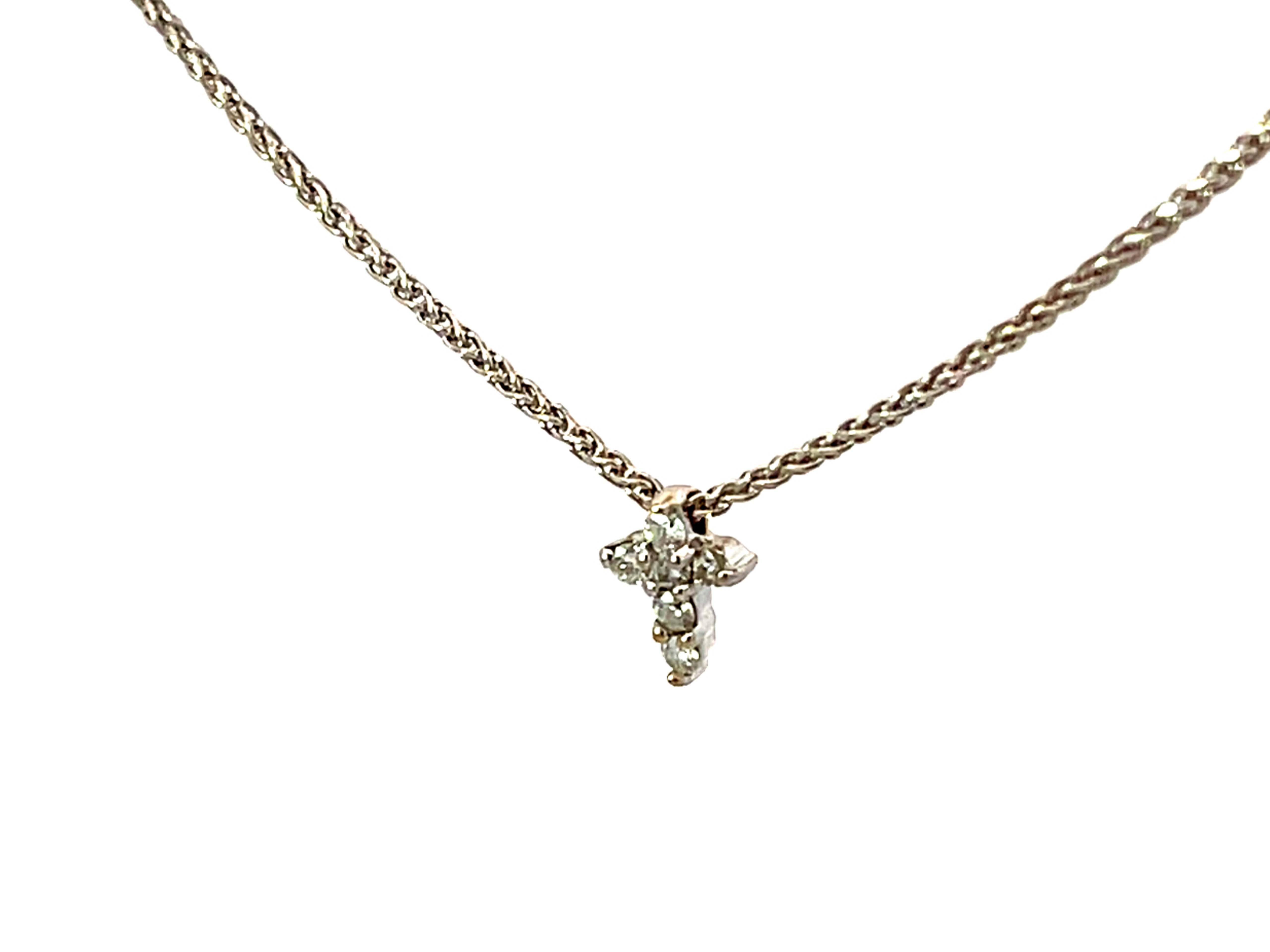 Taille brillant Collier croix en or blanc 14 carats massif avec petit diamant en vente