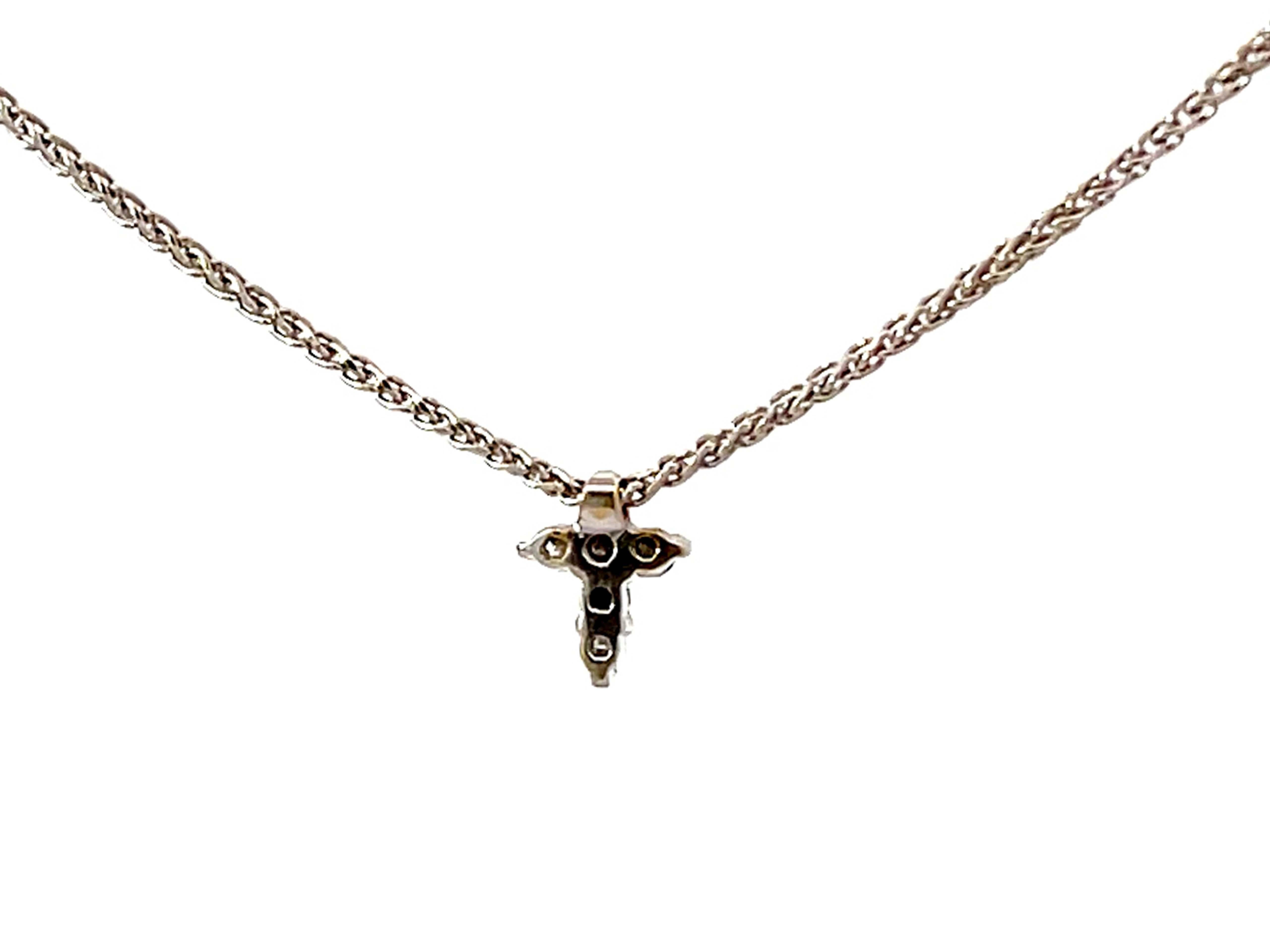 Collier croix en or blanc 14 carats massif avec petit diamant en vente 1