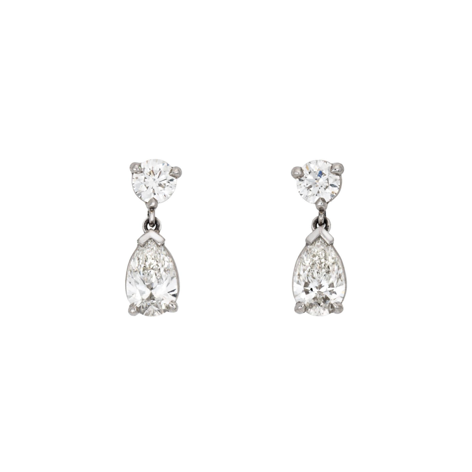 Elegantes pendientes contemporáneos de gota de diamante elaborados en platino 900.

Los diamantes redondos brillantes y talla pera suman un total estimado de 0,75 quilates (color estimado H-I y claridad SI1-I1).    

Las elegantes gotas son una