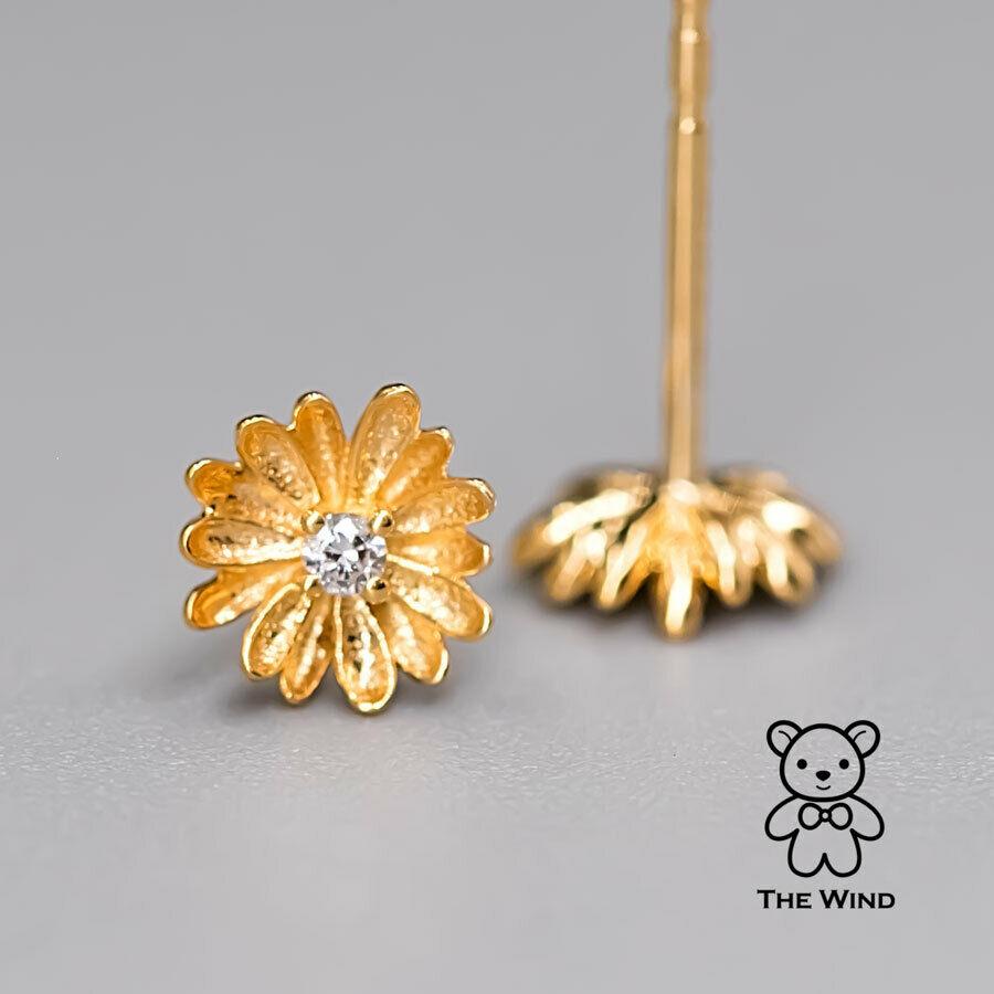 Small Diamond Marguerites Flower Stud Earrings 18K Yellow Gold In New Condition For Sale In Suwanee, GA